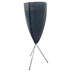 Jardinera Bala Zenith 1950 Elefante Gris de Fibra de Vidrio con Soporte Trípode de Hierro