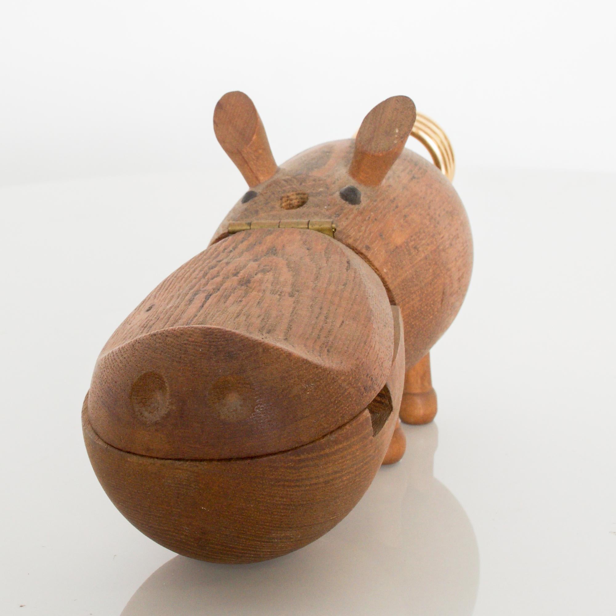 1950s Zoo Line teak carved wood whimsical hippo desk accessory or manicure organizer exclusively made by Swank of Japan for Zoo-Line based in Los Angeles, California.
Dimensions: 7