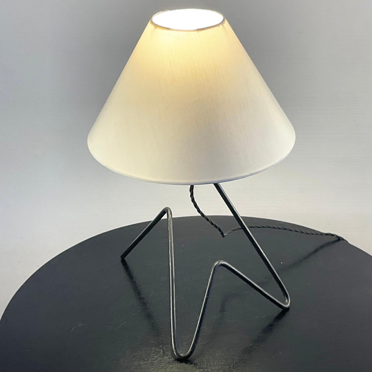 Lámpara de sobremesa de hierro forjado zoomorfo de los años 50 al estilo de Jean Royère en venta 6