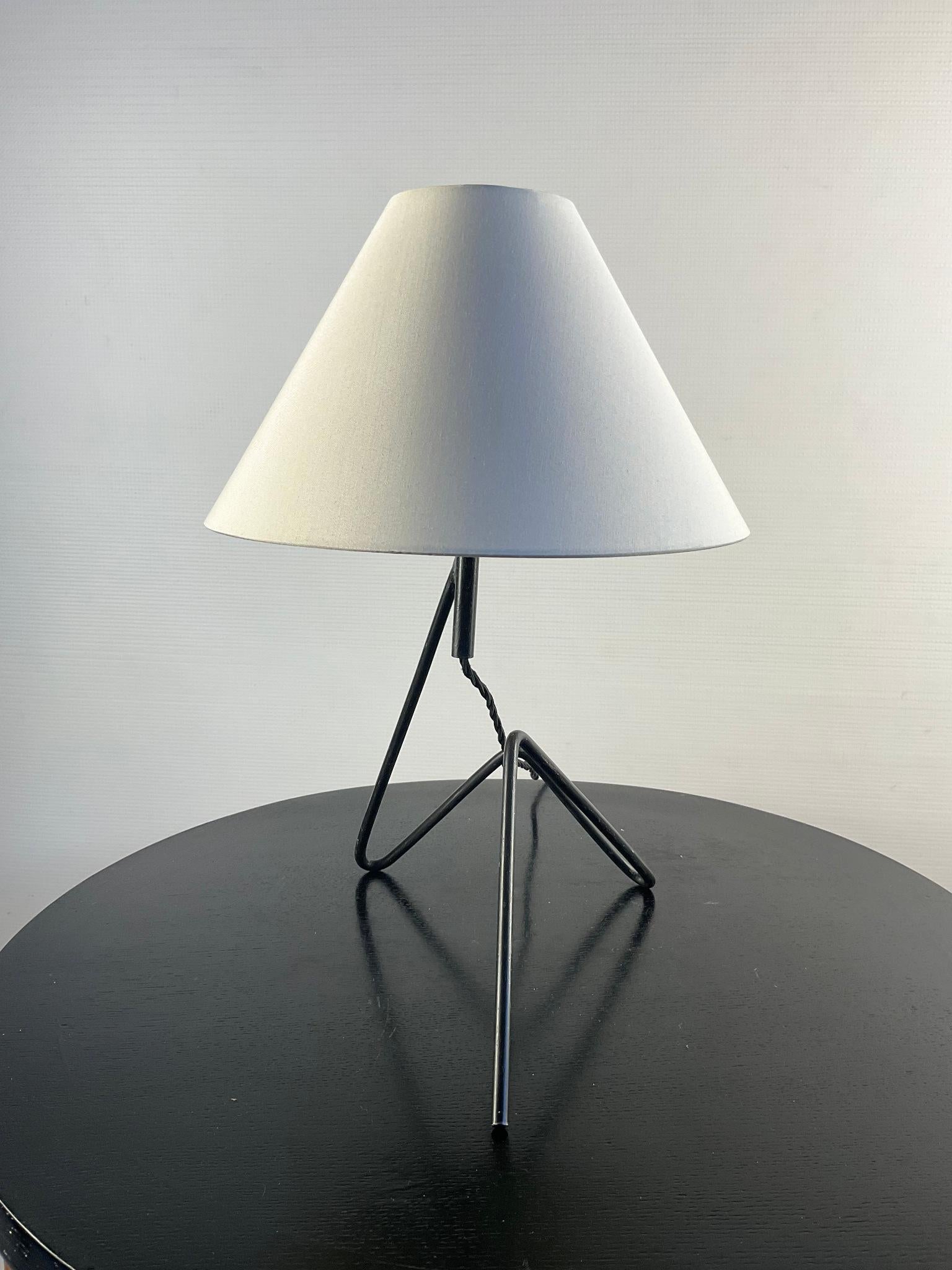 Lámpara de mesa minimalista de hierro forjado de los años 50