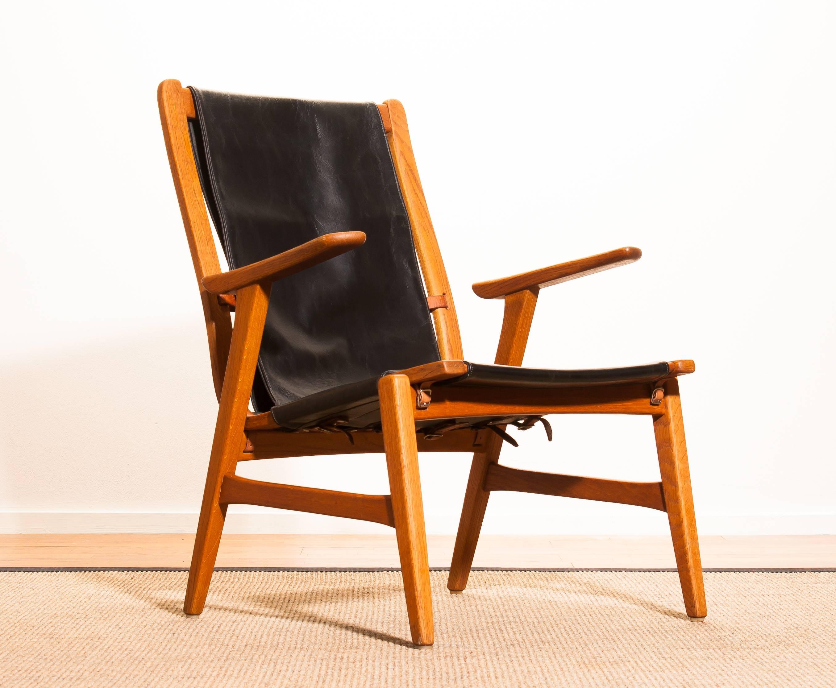 Wonderful hunting chair 'Ulrika' designed by Östen Kristansson for Vittsjö, Sweden.
This beautiful chair is made of an oak frame with a black leather seating.
It is in a very nice condition.
Period 1950s.
Dimensions: H 82 cm, W 62 cm, D 60 cm,