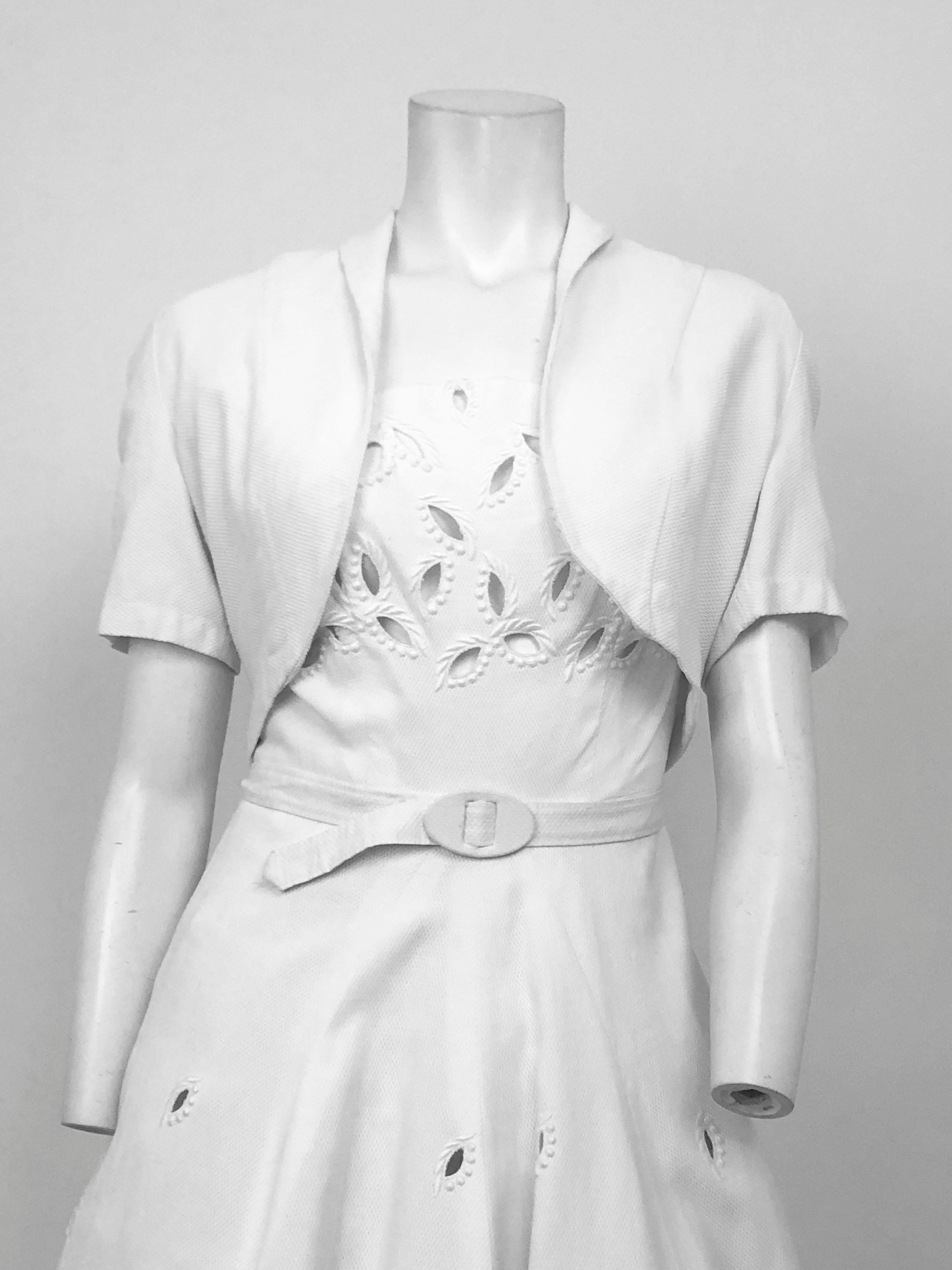 Gris Robe en piqué blanc des années 1950 avec boléro assorti en vente
