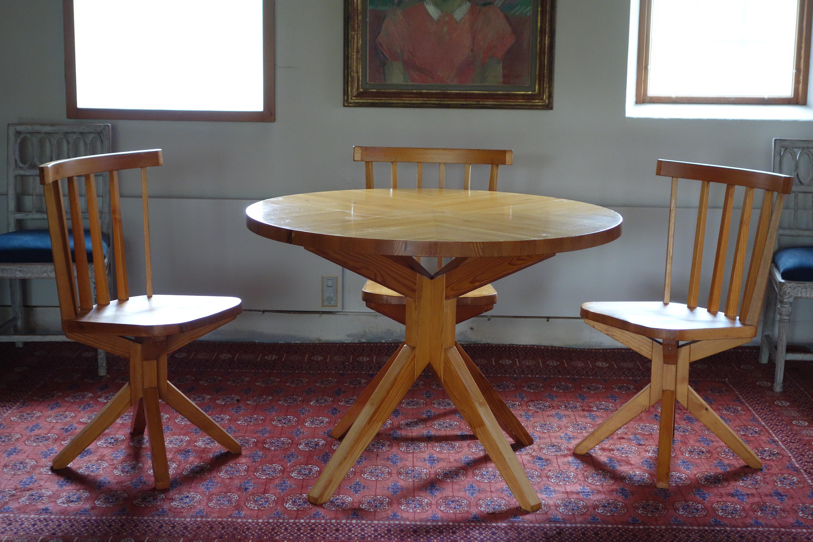 Mid-Century Modern 1950s Danish Cabinetmaker Spider Table and 4 Chairs in Solid Pine For Sale