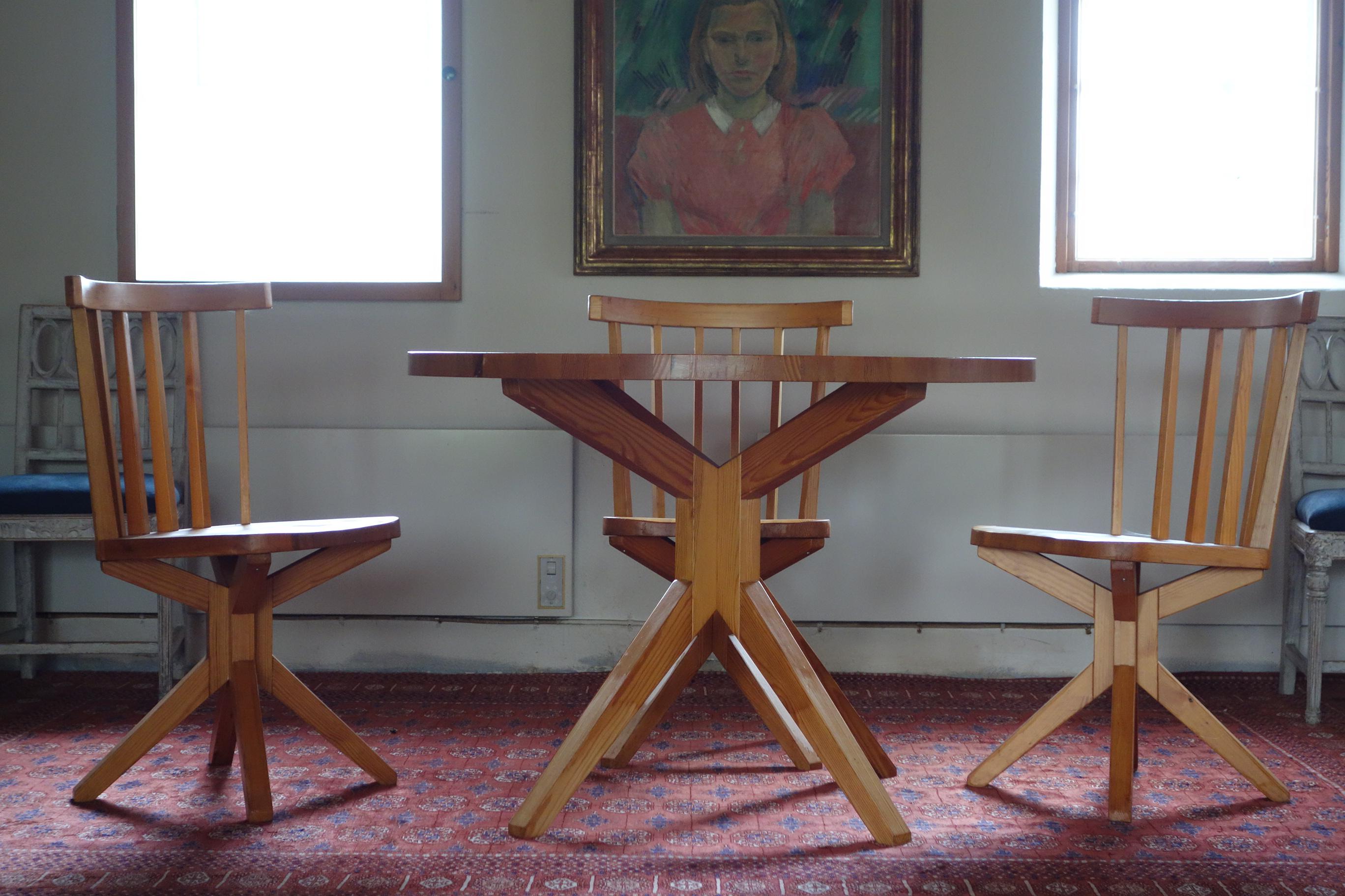 1950s Danish Cabinetmaker Spider Table and 4 Chairs in Solid Pine In Good Condition For Sale In Vejle Øst, DK