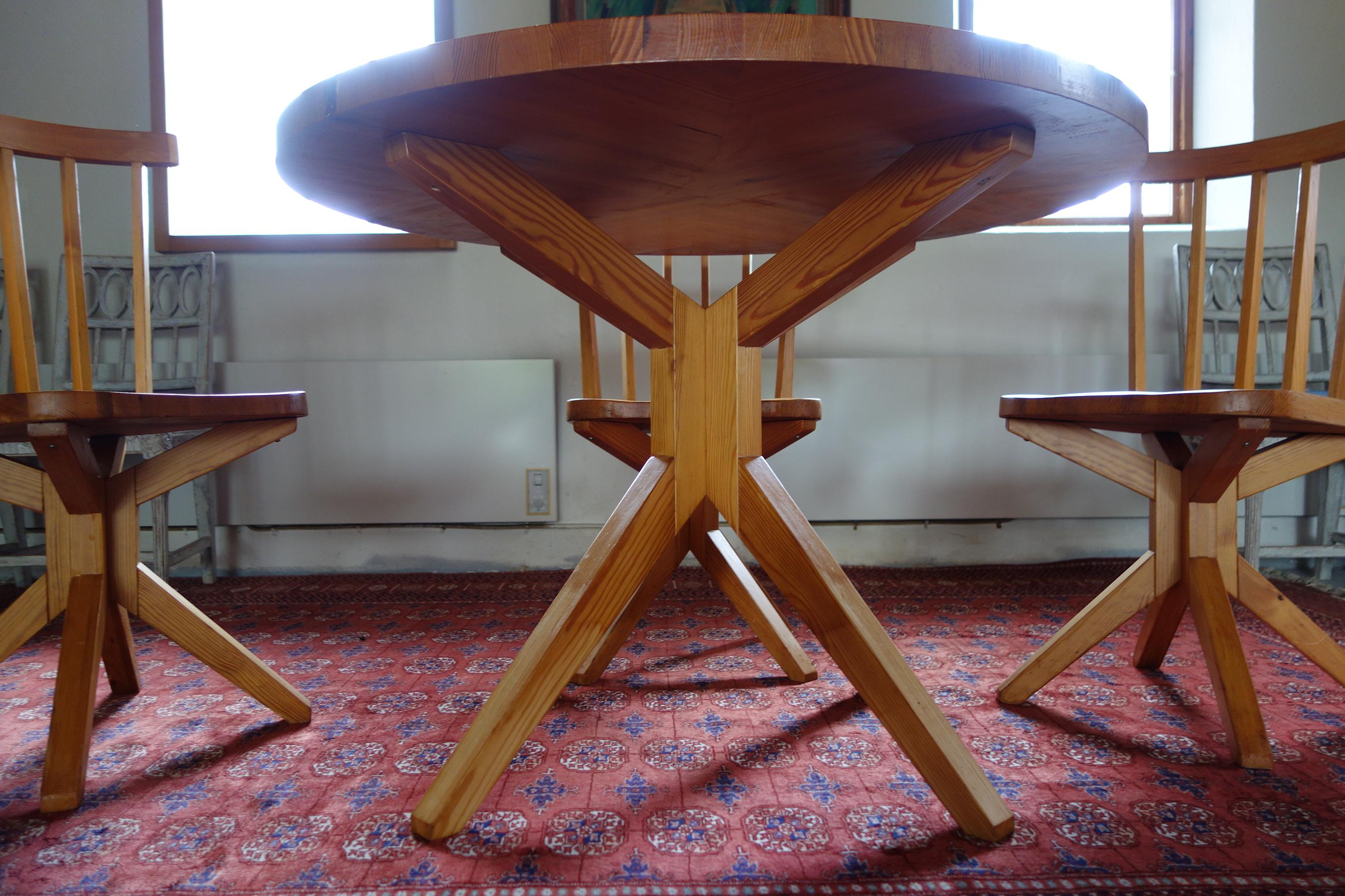 1950s Danish Cabinetmaker Spider Table and 4 Chairs in Solid Pine For Sale 1