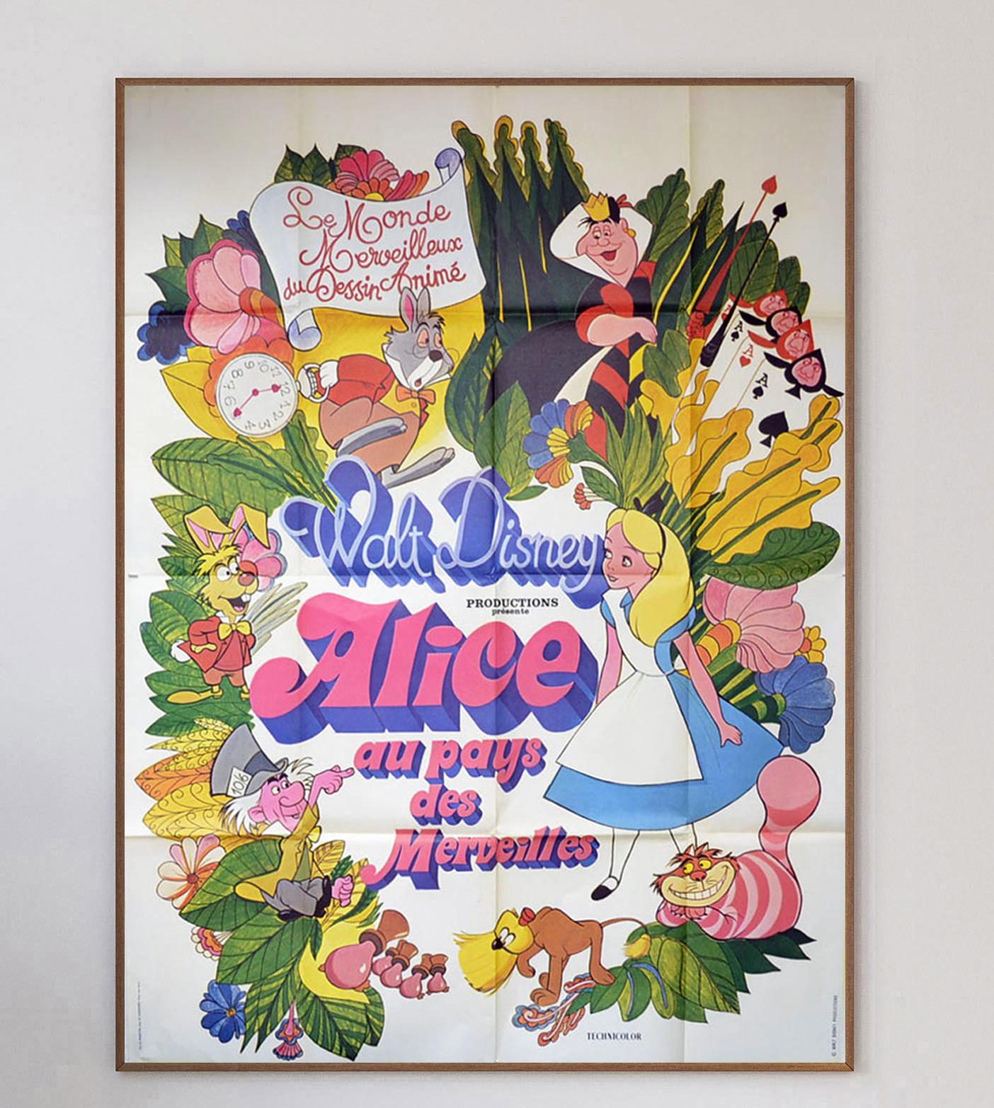Wunderschön illustriertes Poster von Disneys Alice im Wunderland.

Alice im Wunderland ist ein 1951 von Walt Disney Productions produzierter amerikanischer musikalischer Fantasy-Abenteuerfilm, der auf den Alice-Büchern von Lewis Carroll basiert. Der