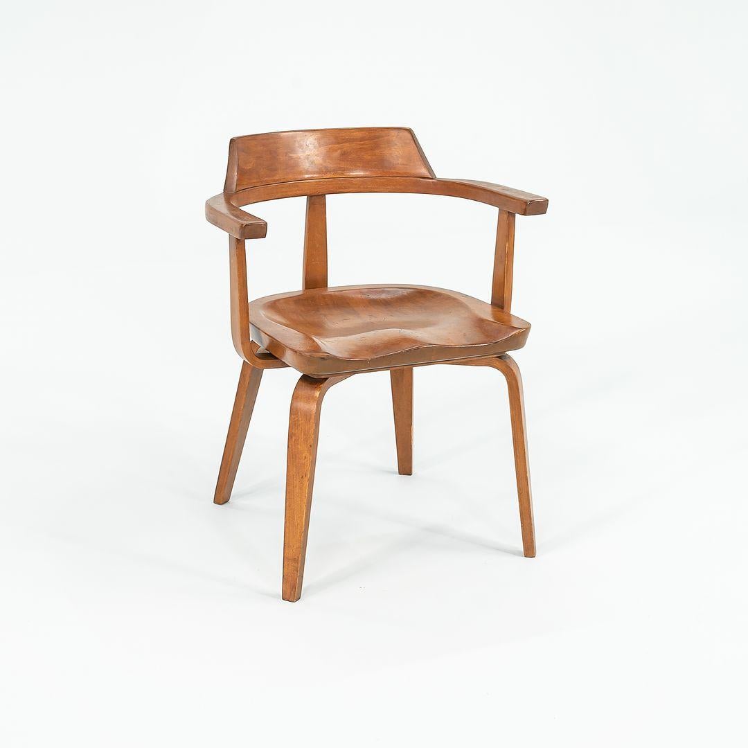 Il s'agit d'un fauteuil en bouleau 'ÄòW199'Äô, conçu par Walter Design/One et Ben Thompson pour Thonet en 1951. Il a été produit en Autriche au début des années 1950. Cofondateur de l'école du Bauhaus, Gropius est largement considéré comme un