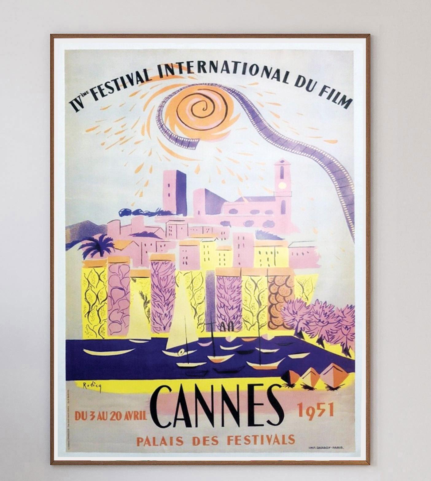 Dieses Plakat für das 4. Internationale Filmfestival von Cannes im Jahr 1951, das vom 3. bis 20. April in Cannes, Frankreich, stattfand. Das schöne Design ist in leuchtenden Farben gehalten und wurde von A.M. entworfen. Rodicq.

Dies war das erste