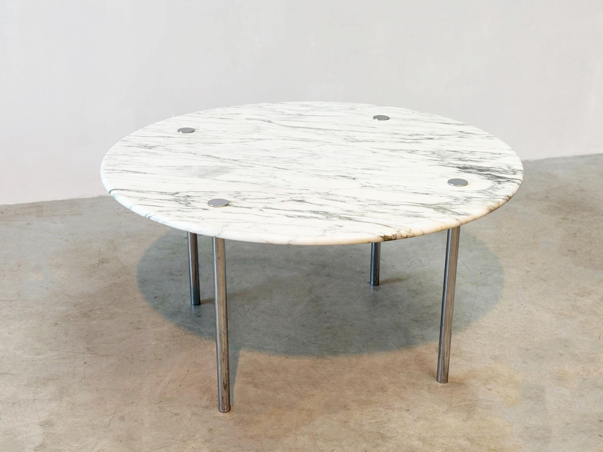 Esstisch aus Marmor von Estelle und Erwin Laverne, 1951
Dieser atemberaubende Esstisch aus den 1950er Jahren, entworfen von Erwine & Estelle Laverne für Laverne International, hat eine 3 cm dicke Platte aus Carrara-Marmor mit schöner Maserung, die