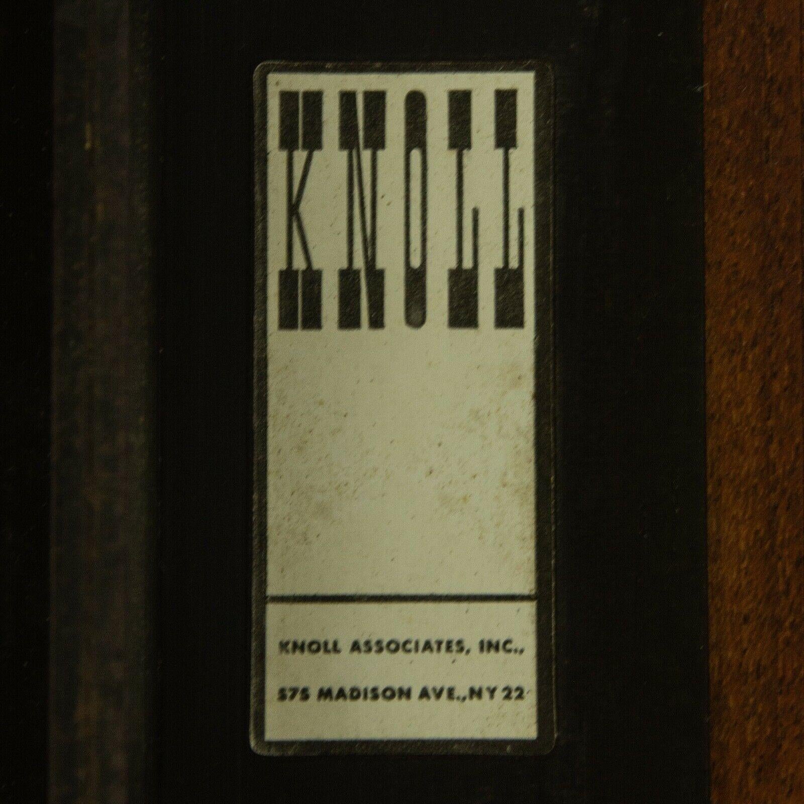 1951 Florence Knoll Associates 42 Zoll Parallel Bar Series Couchtisch aus Nussbaumholz (Mitte des 20. Jahrhunderts) im Angebot