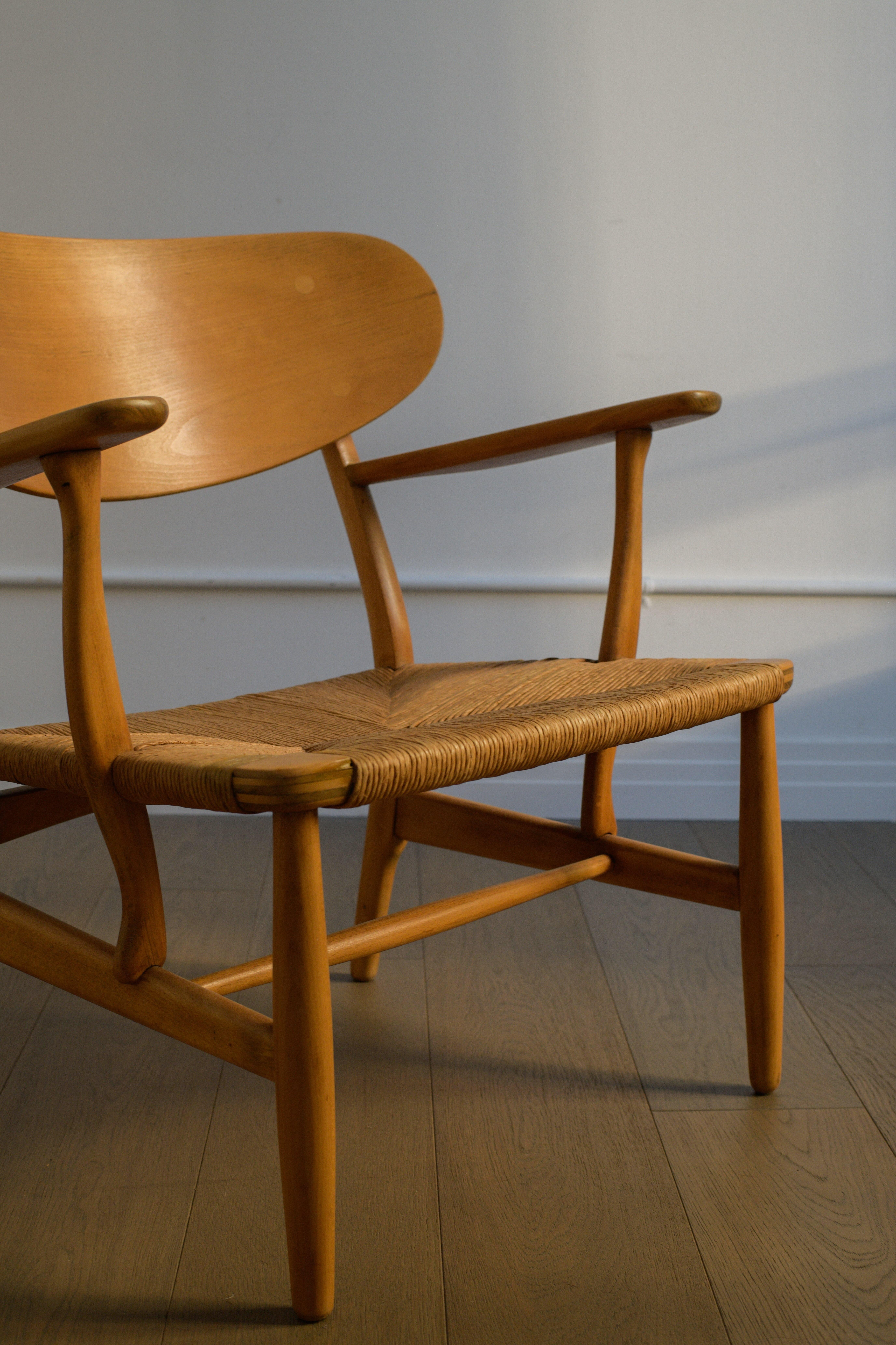 1951 HANS WEGNER Lounge chair, model no. CH-22 by Carl Hansen & Son, Denmark. For Sale 5