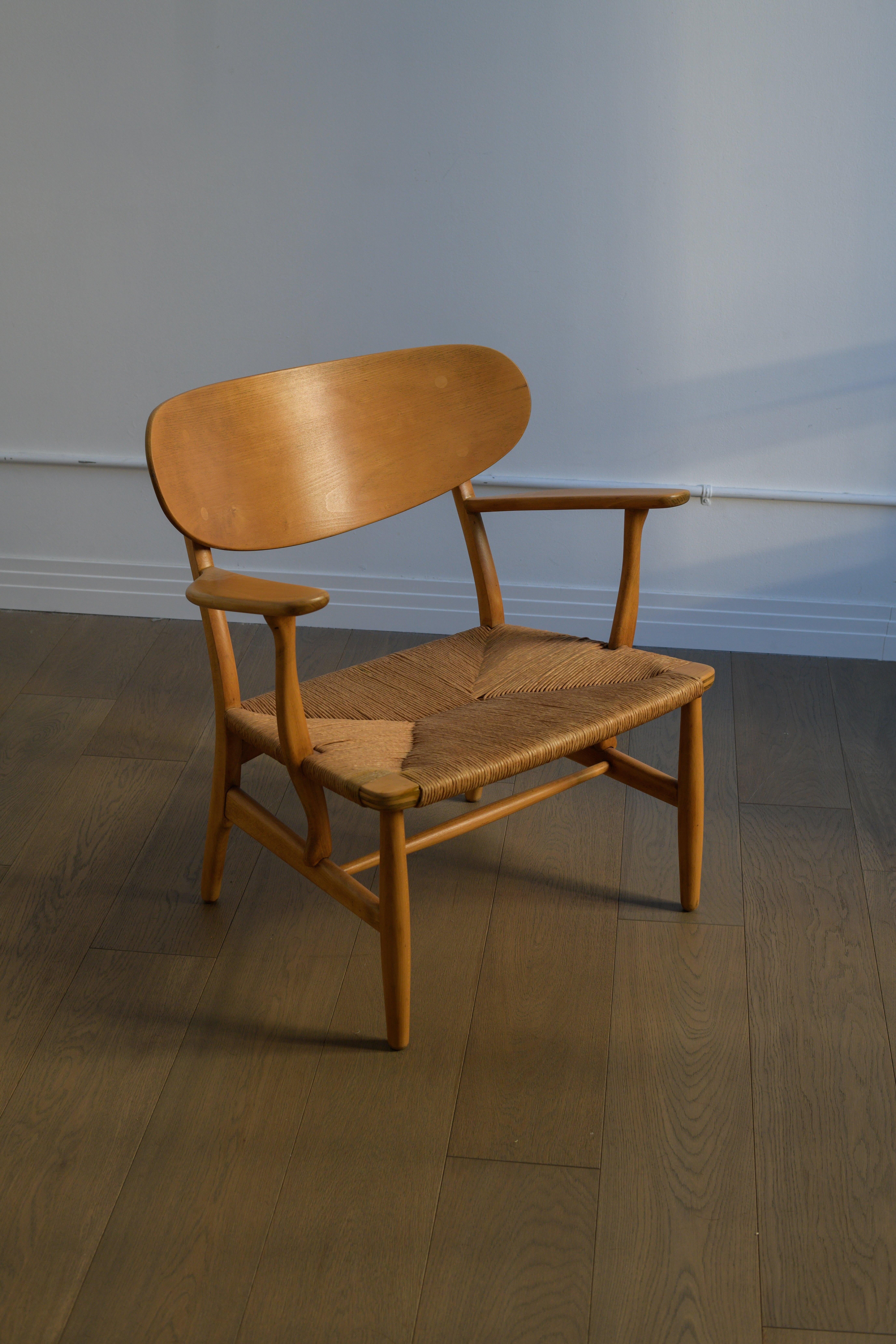 1951 HANS WEGNER Lounge chair, model no. CH-22 by Carl Hansen & Son, Denmark. For Sale 2