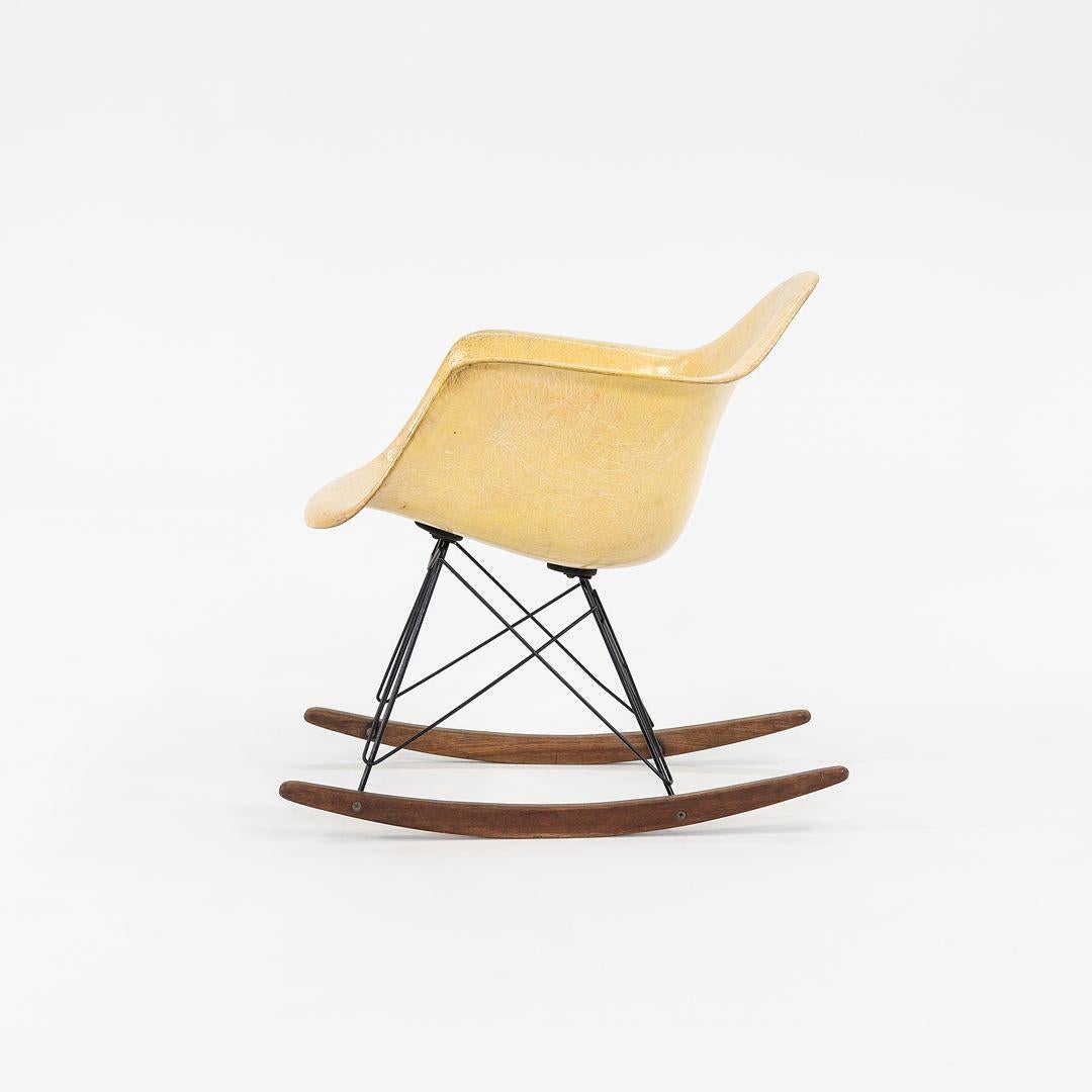 1951 Herman Miller Eames RAR Fiberglass Rocking Chair w/ Rope Edge & Zenith Tags In Good Condition For Sale In Philadelphia, PA