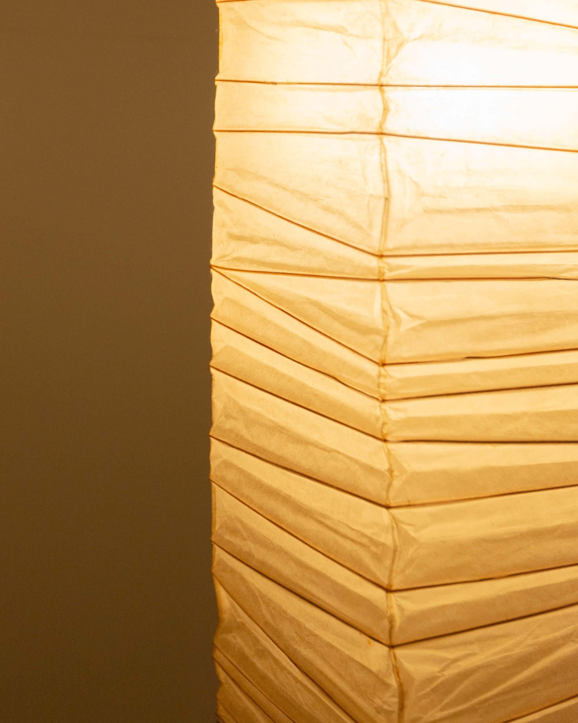 1951 Isamu Noguchi Akari Lichtskulptur 70XL Schirm mit BB3 Sockel, neu, auf Lager und auf Lager im Angebot 7