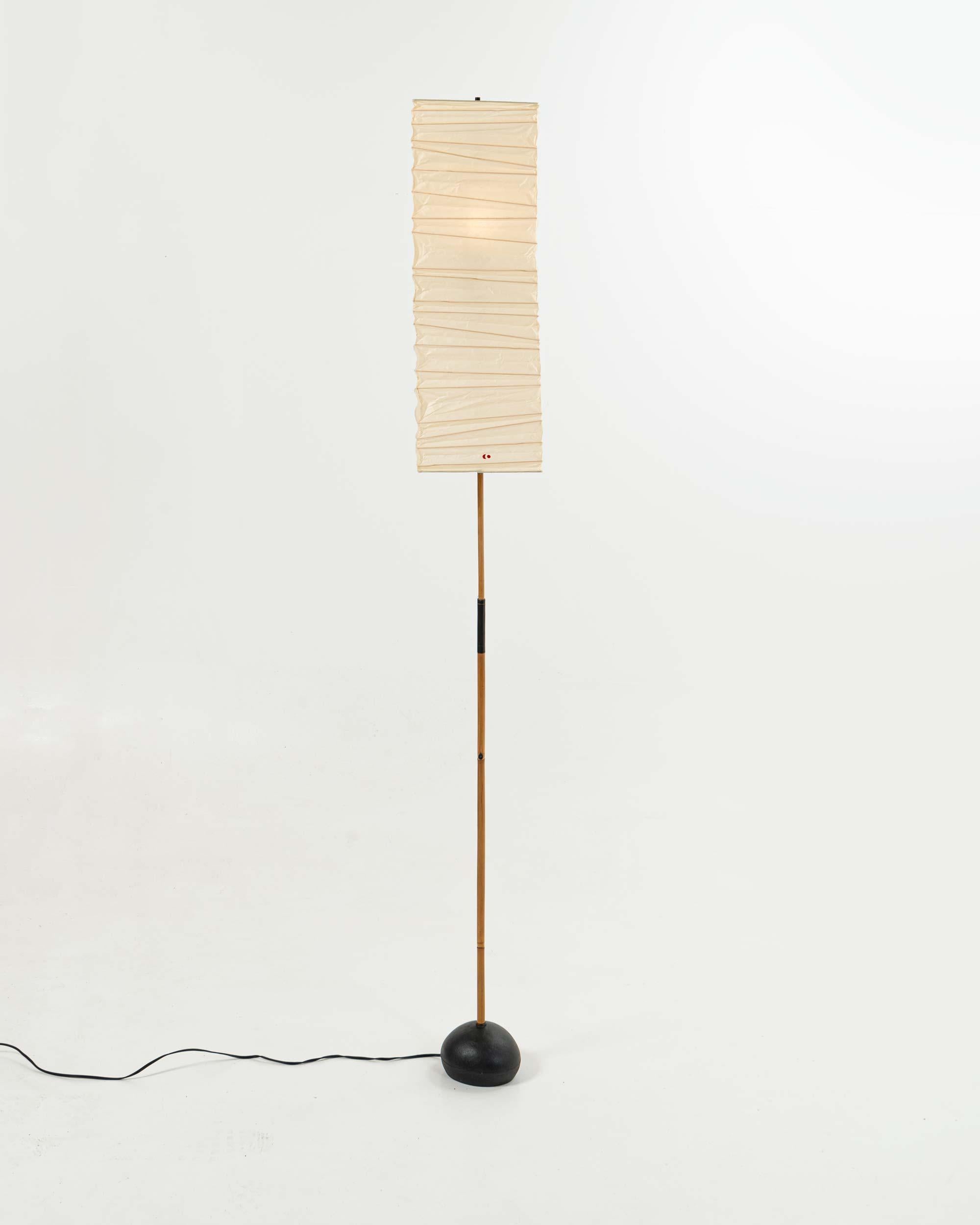 Ein außergewöhnlich seltenes und makelloses Exemplar der Lichtskulptur von Isamu Noguchi: 70XL-Schirm auf BB3-Sockel. Originalverpackung für den 70XL-Schirm. 
Der leuchtend rote Sonne- und Mond-Stempel auf dem Schirm weist darauf hin, dass es sich