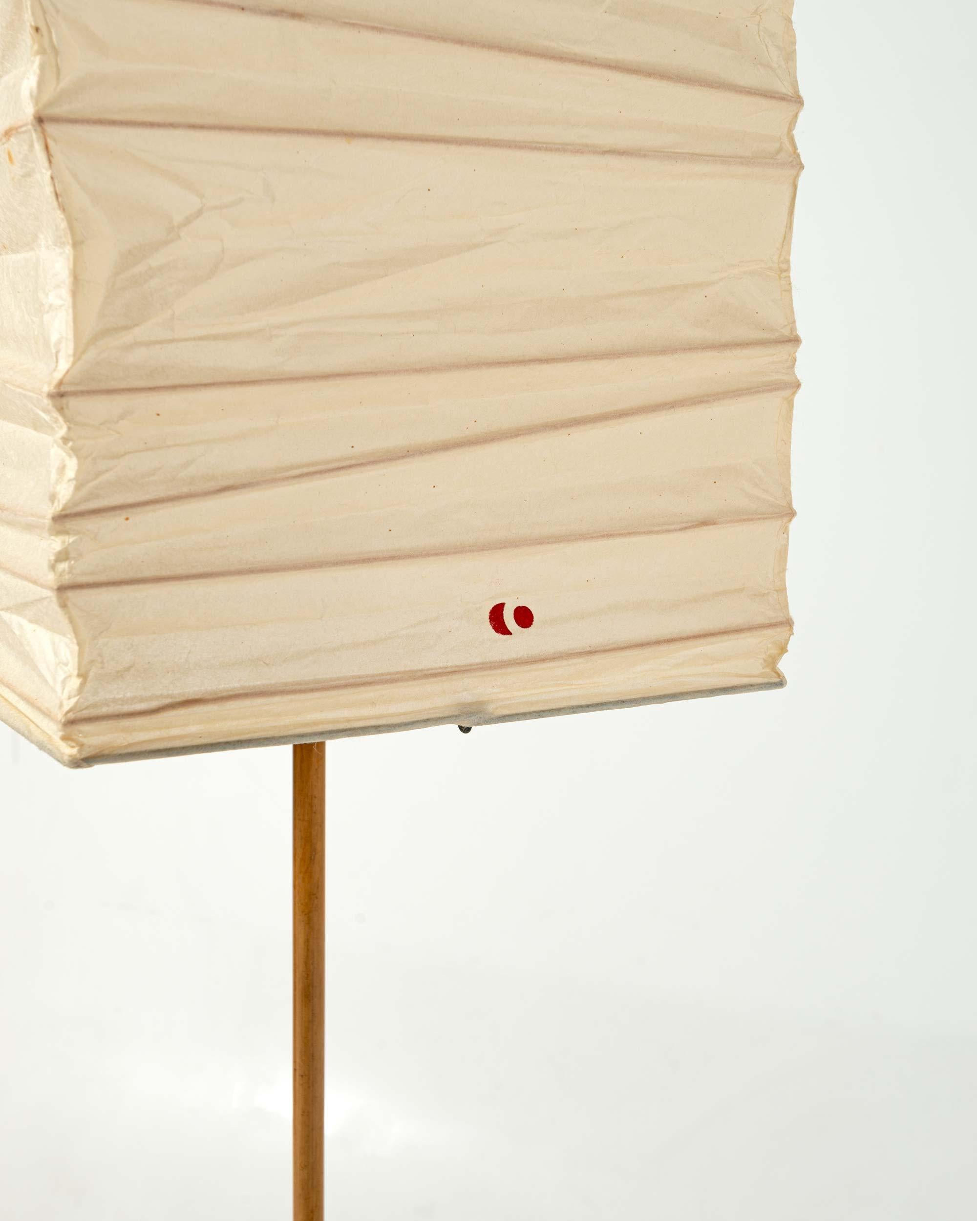 1951 Isamu Noguchi Akari Lichtskulptur 70XL Schirm mit BB3 Sockel, neu, auf Lager und auf Lager (Moderne der Mitte des Jahrhunderts) im Angebot