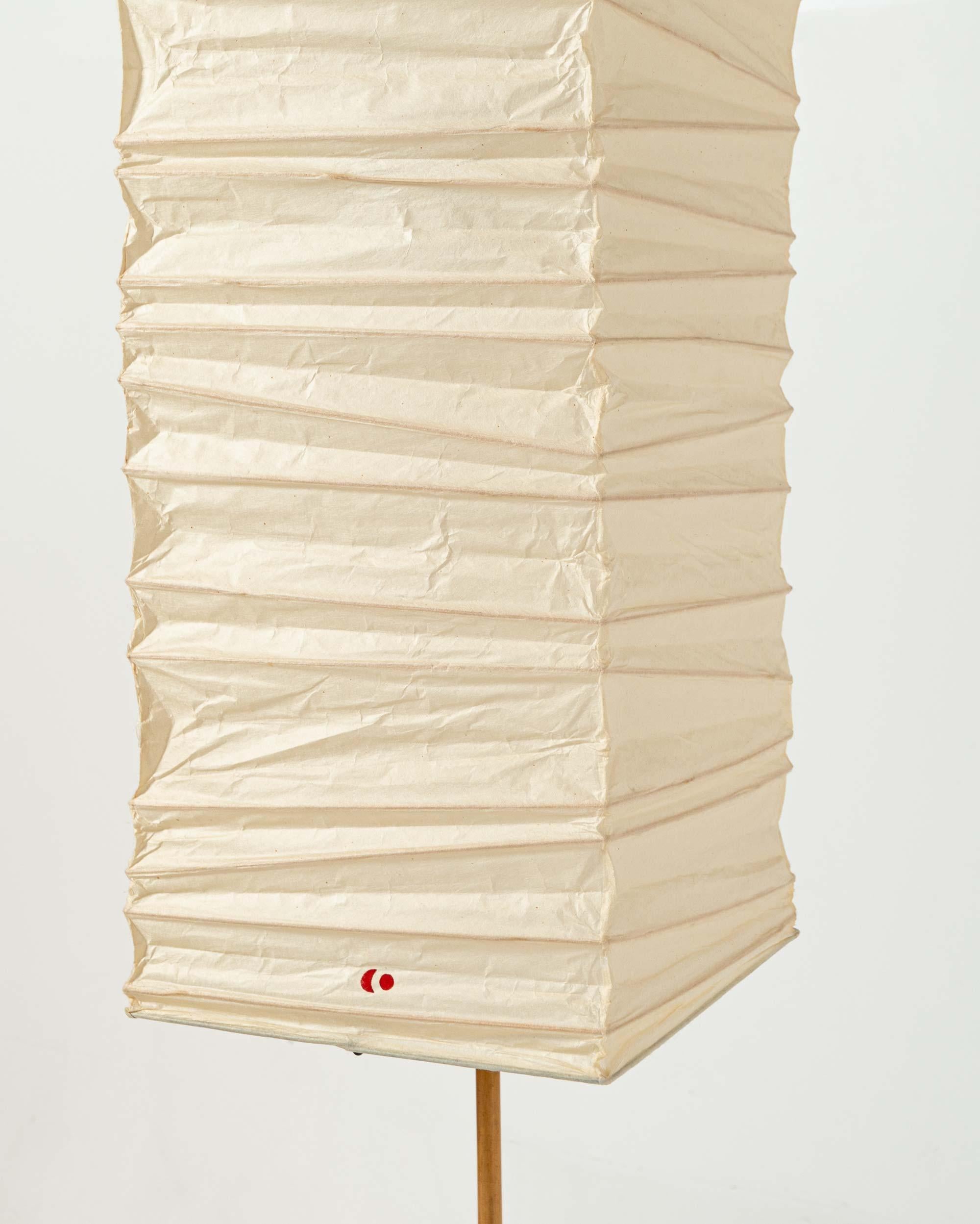 1951 Isamu Noguchi Akari Lichtskulptur 70XL Schirm mit BB3 Sockel, neu, auf Lager und auf Lager (Japanisch) im Angebot