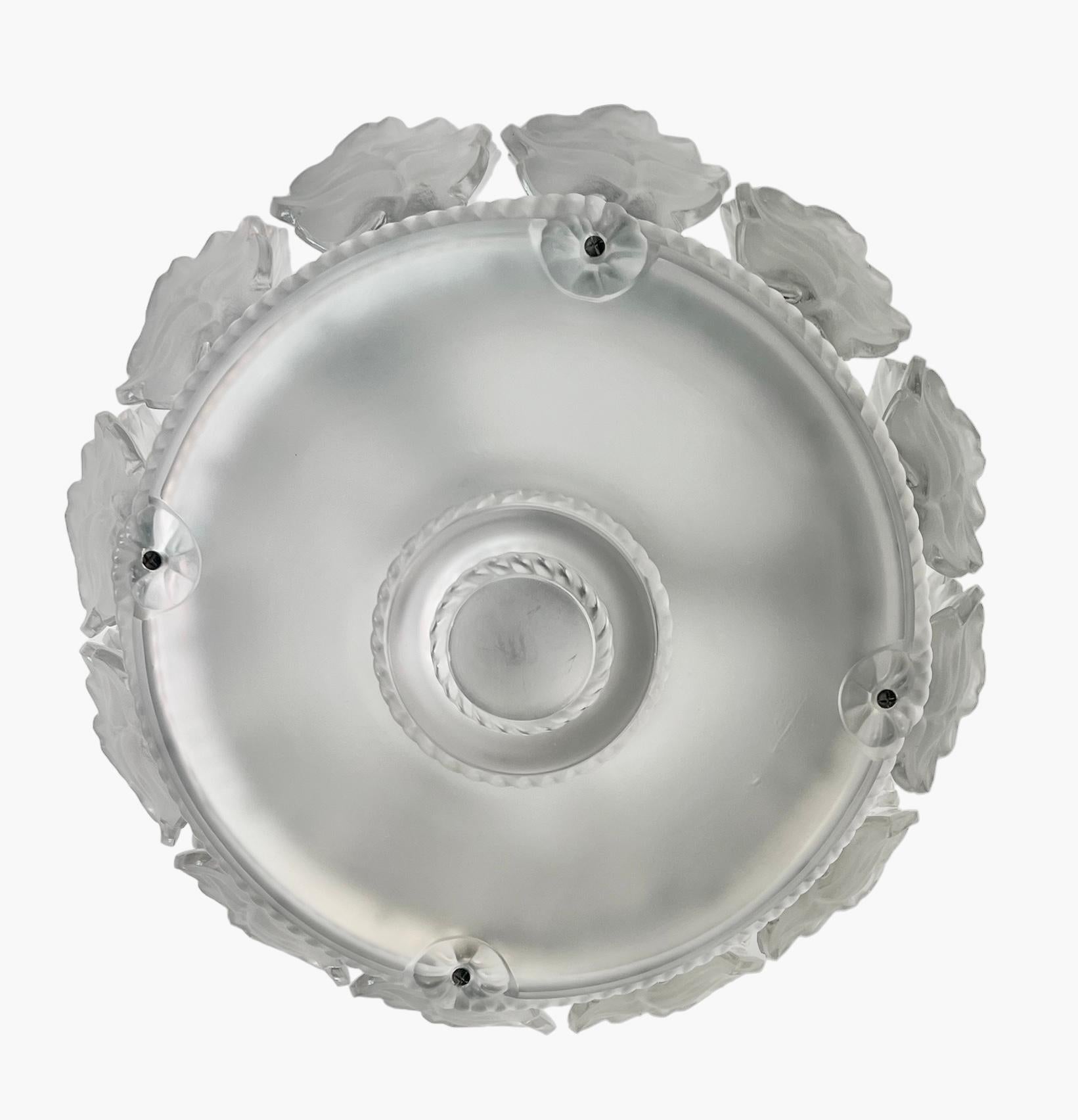 Mid-Century Modern Plafonnier Marc Lalique en chêne de Chene et cristal dépoli de 1951 en vente