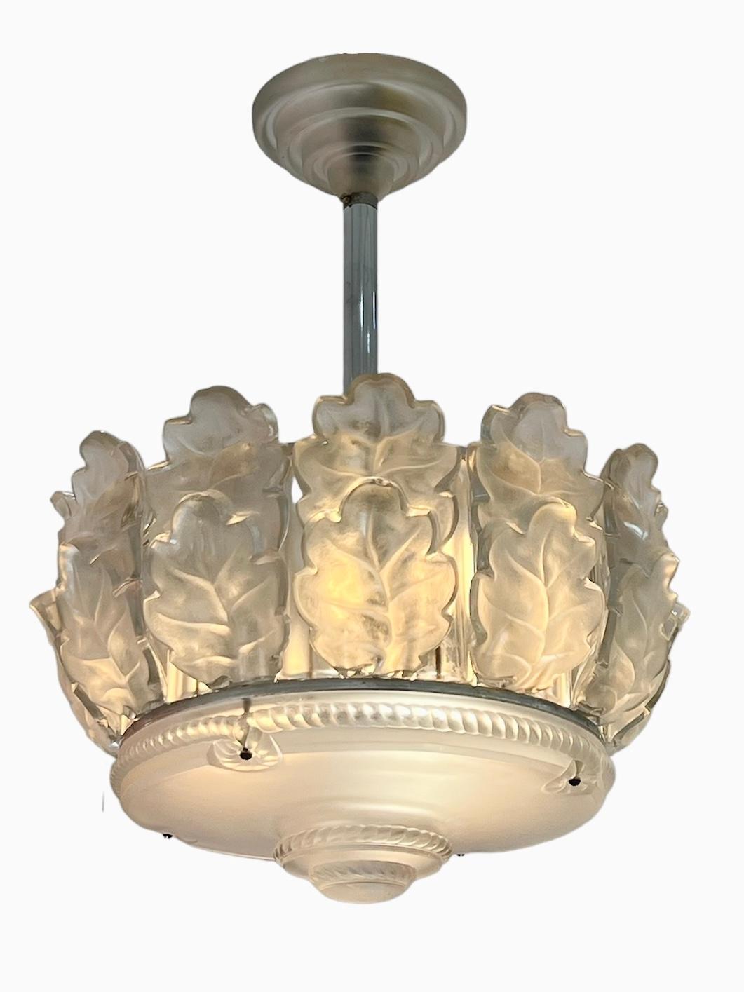 Français Plafonnier Marc Lalique en chêne de Chene et cristal dépoli de 1951 en vente