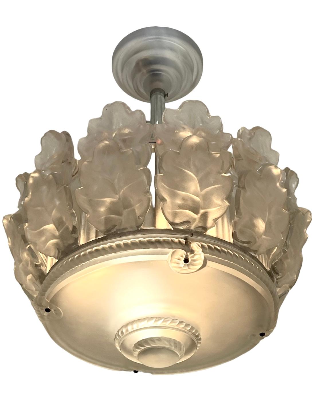 Moulé Plafonnier Marc Lalique en chêne de Chene et cristal dépoli de 1951 en vente