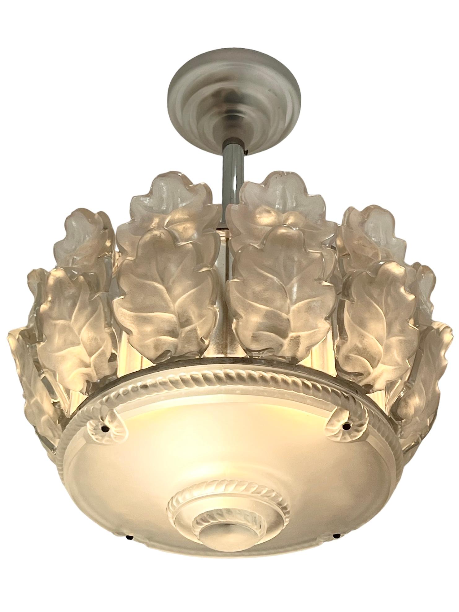 Plafonnier Marc Lalique en chêne de Chene et cristal dépoli de 1951 Bon état - En vente à Boulogne Billancourt, FR