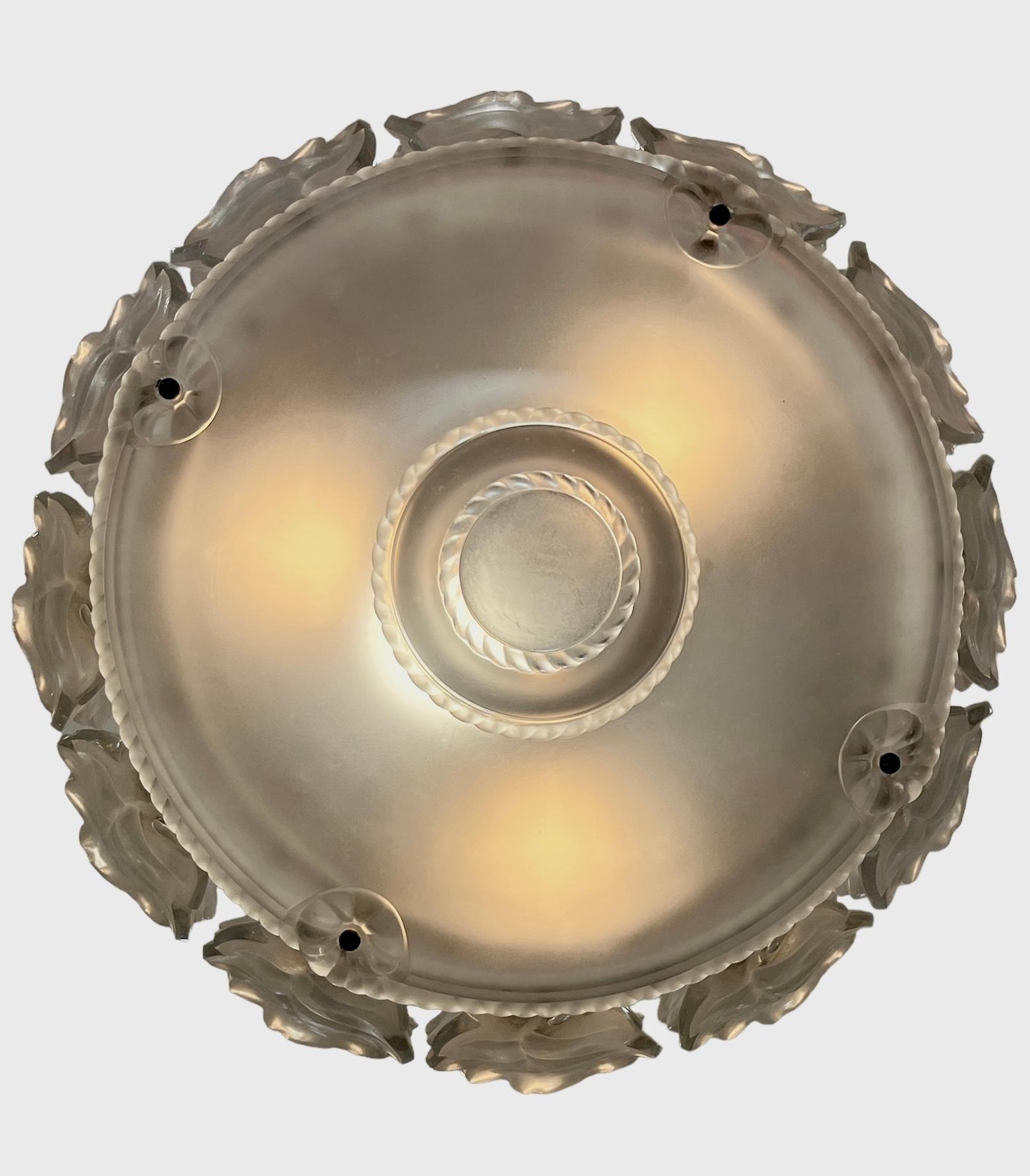 Milieu du XXe siècle Plafonnier Marc Lalique en chêne de Chene et cristal dépoli de 1951 en vente