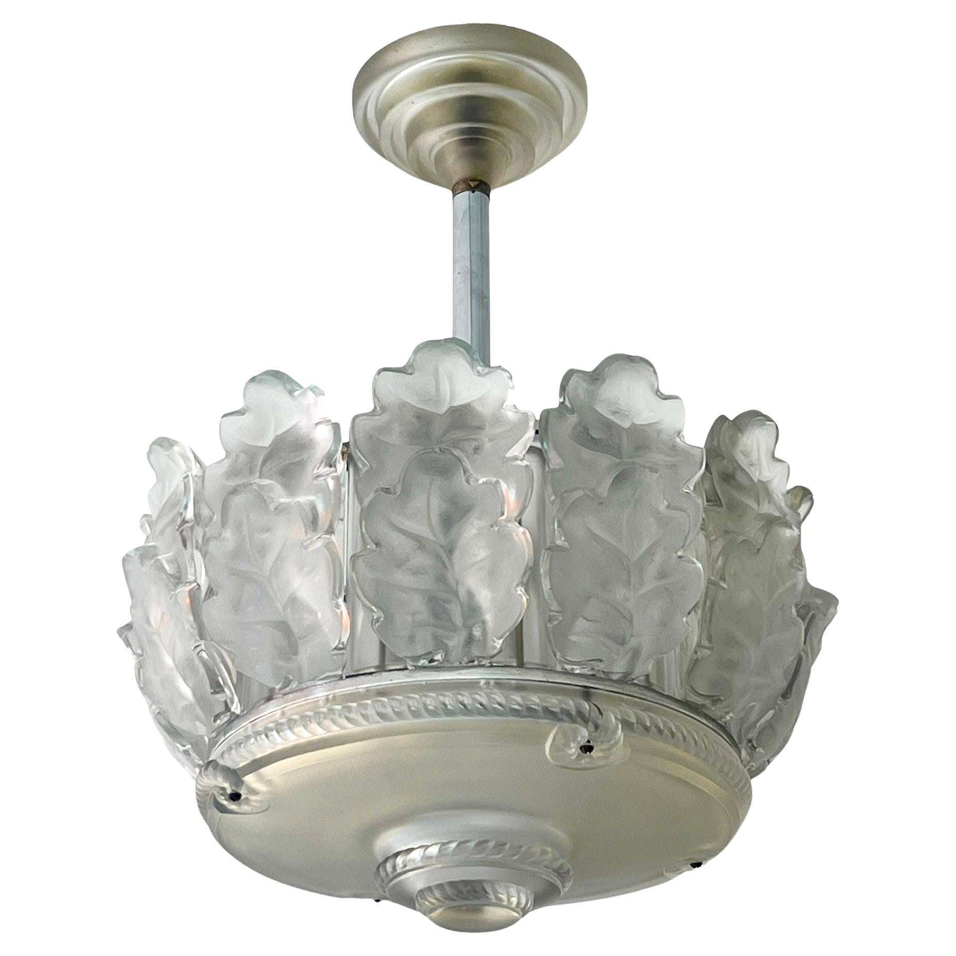 Plafonnier Marc Lalique en chêne de Chene et cristal dépoli de 1951 en vente