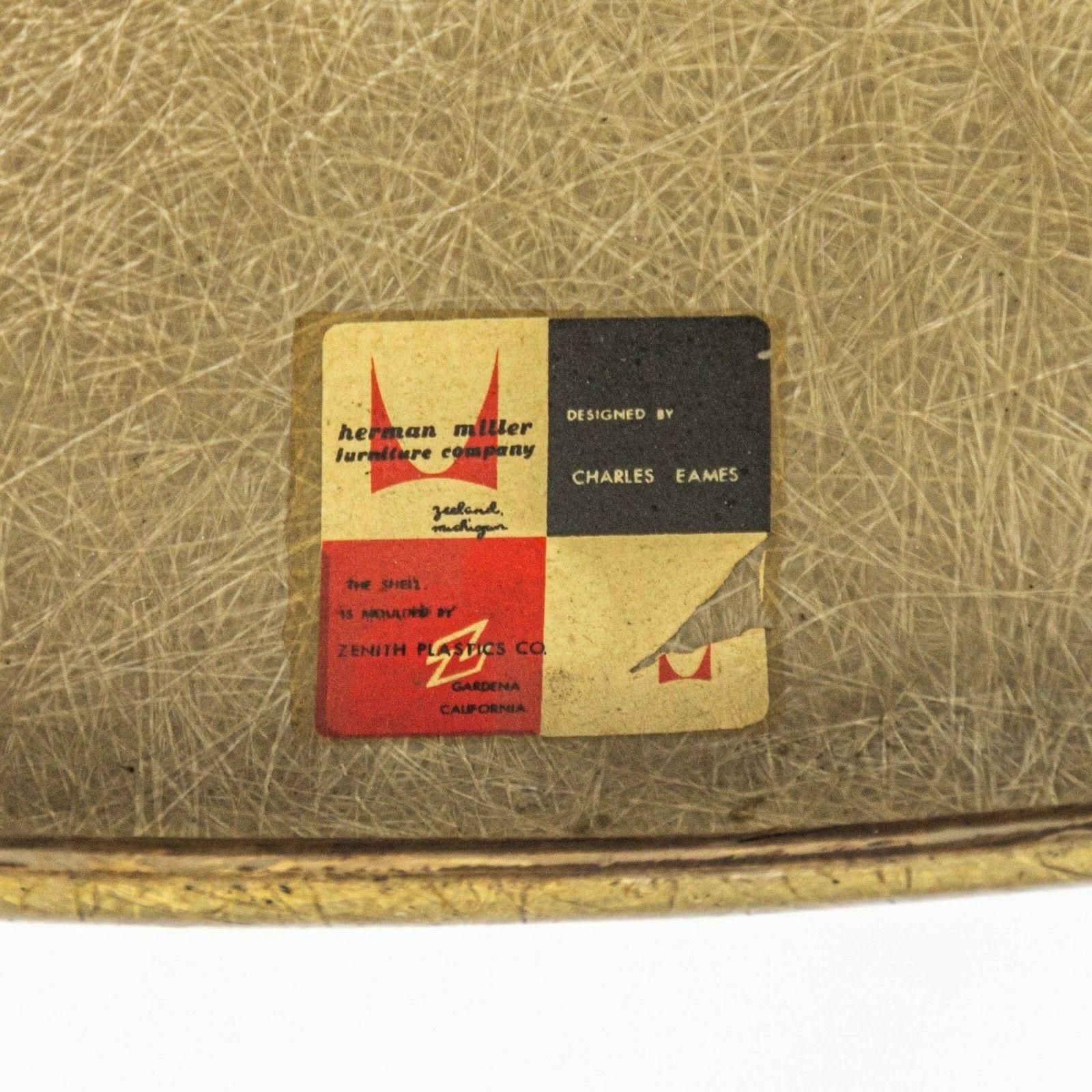Zum Verkauf steht ein Paar Herman Miller Eames DAX Armschalenstühle aus der Produktion von ca. 1951 mit ikonischer Seilkante. Es handelt sich um wunderschöne Originalexemplare, die anscheinend in Grau gehalten sind. Die Stühle behalten ihre