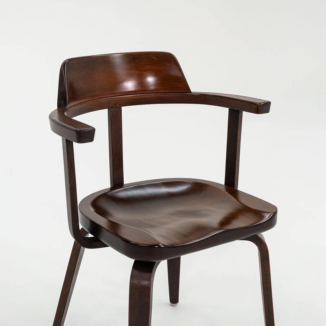 Il s'agit d'un ensemble exceptionnel de 4 fauteuils en bouleau W199, conçus par Walter Gropius et Ben Thompson pour Thonet en 1951. Elles ont été produites en Autriche au début des années 1950 et le prix indiqué comprend le jeu de 4 chaises.