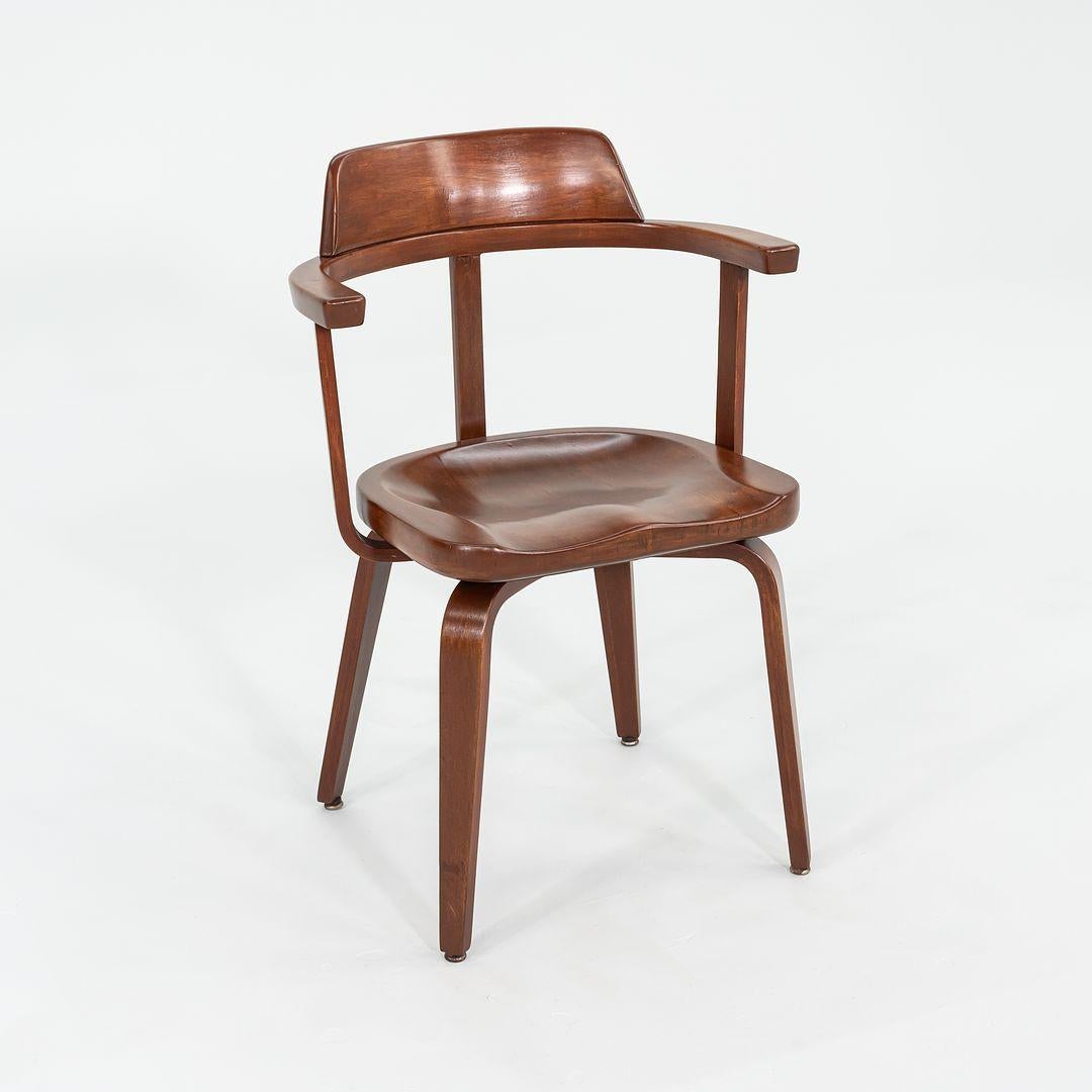 Si tratta di un eccezionale set di 4 poltrone in betulla W199, disegnate da Walter Gropius e Ben Thompson per Gebruder Thonet nel 1951. Sono state prodotte in Austria nei primi anni '50 e il prezzo indicato comprende il set di 4 sedie. Il design è