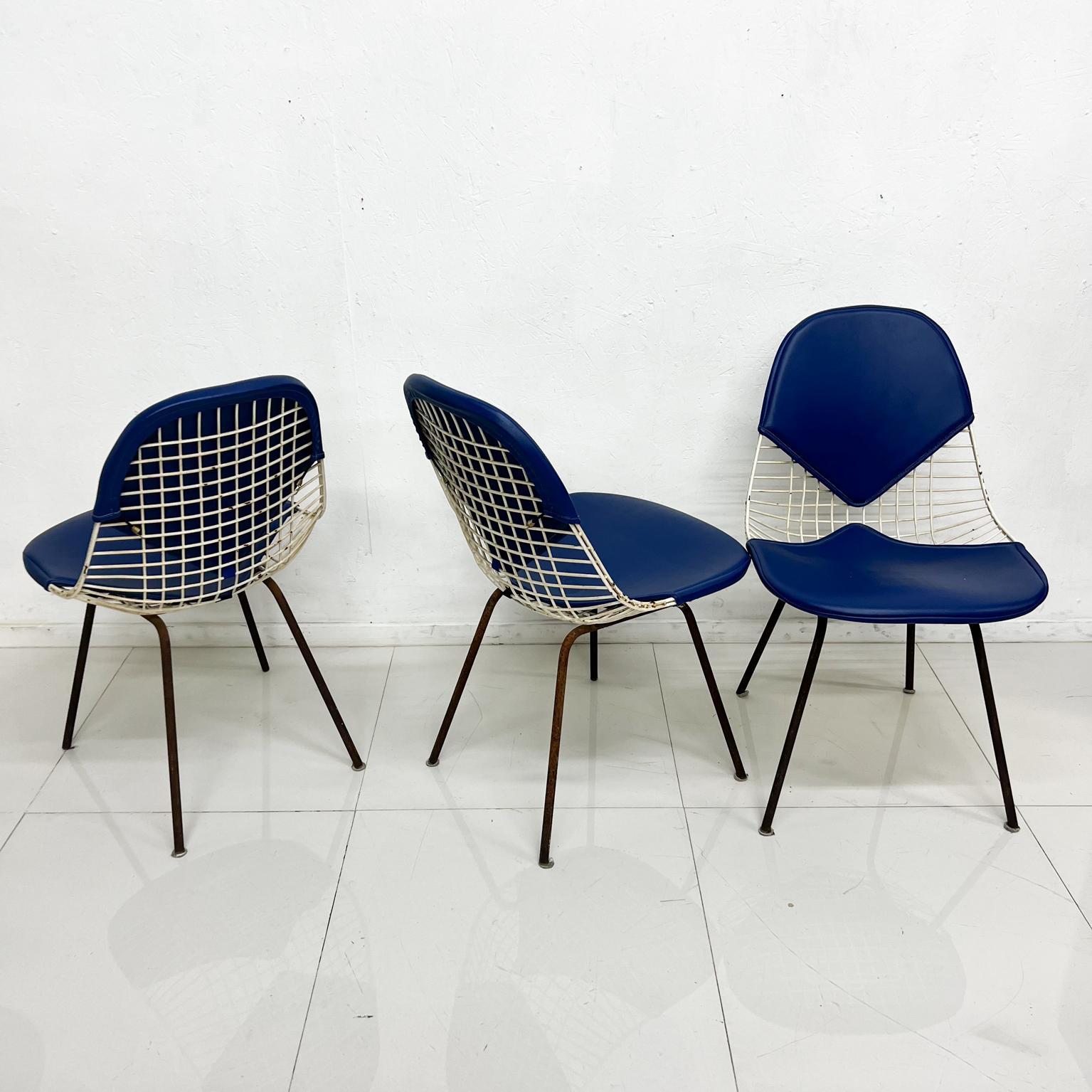 Satz von drei originalen Bikini-Stühlen aus Draht, entworfen von Ray & Charles Eames für Herman Miller.
Mit drei blauen Umschlägen.
 DKX, entworfen 1951
Originaler, unrestaurierter Zustand.
Patina und Rost vorhanden. 
32 hoch x 18 b x 20 t 
Sitz h