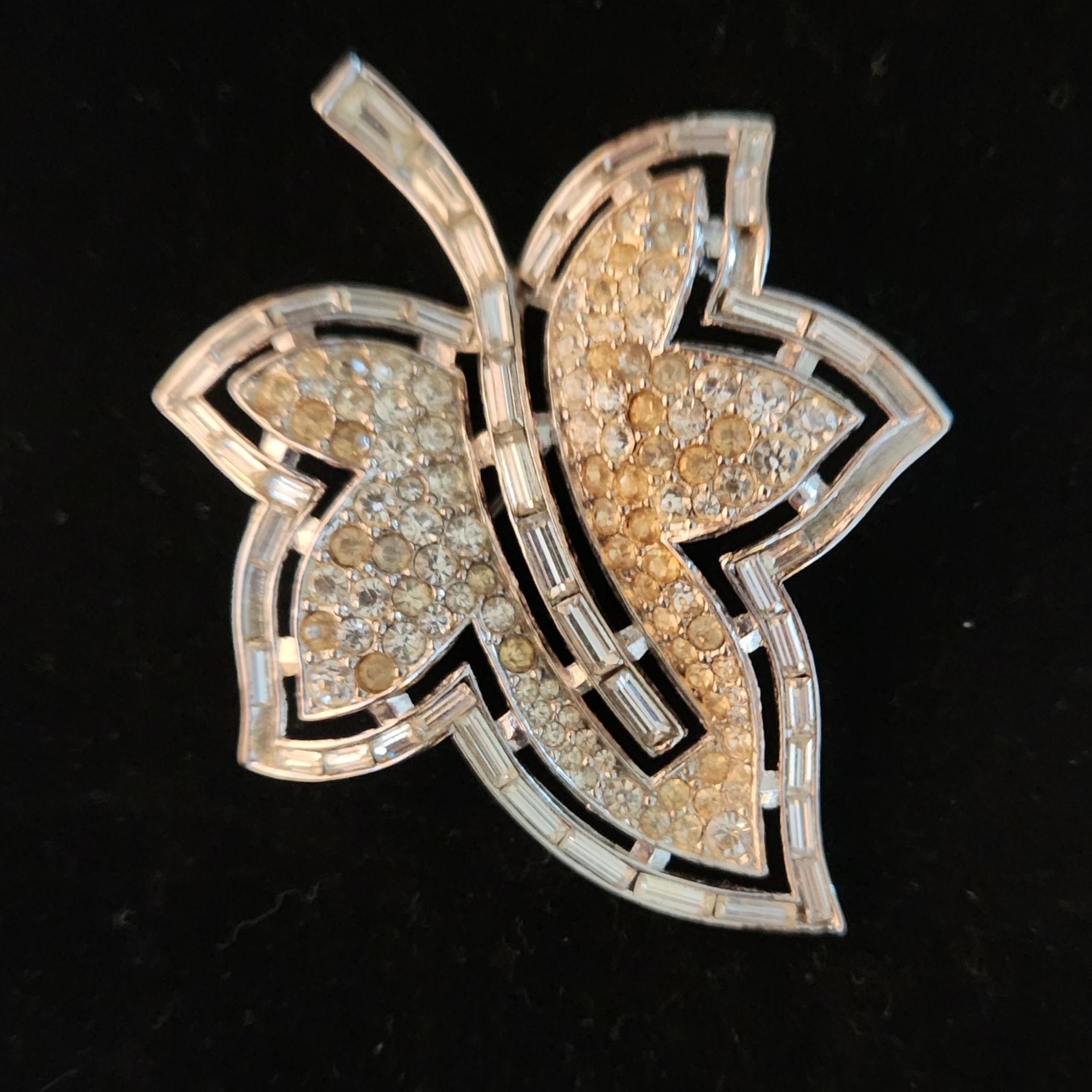 1950s Trifari Alfred Philippe Vintage Brooch Diamanté Leaf
Rhodium plated silver tone clear crystal baguettes and clear diamanté pavé
collectible costume jewelry estate acquired
2.5 x 2
maker stamped.
Preowned vintage condition, missing