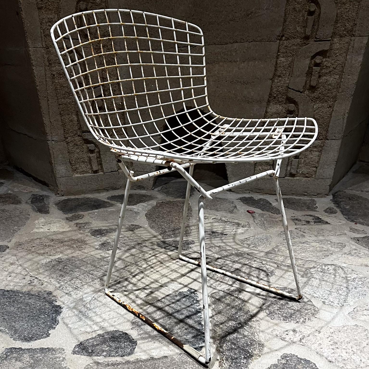1952 Harry Bertoia Knoll side chair white wire
unmarked
30 h x 21.25 w x 21.25 d x Seat 18 h
Original unrestored preowned vintage distressed condition.
Please refer to all images.

