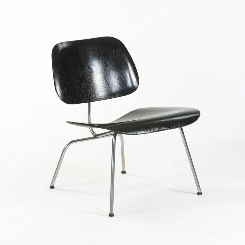 Zum Verkauf angeboten wird ein Vintage Herman Miller LCM (Lounge Chair Metal), entworfen von Ray und Charles Eames. Dieses Exemplar wurde ca. 1952 hergestellt und später von Herman Miller repariert (was möglicherweise das Vorhandensein eines Herman