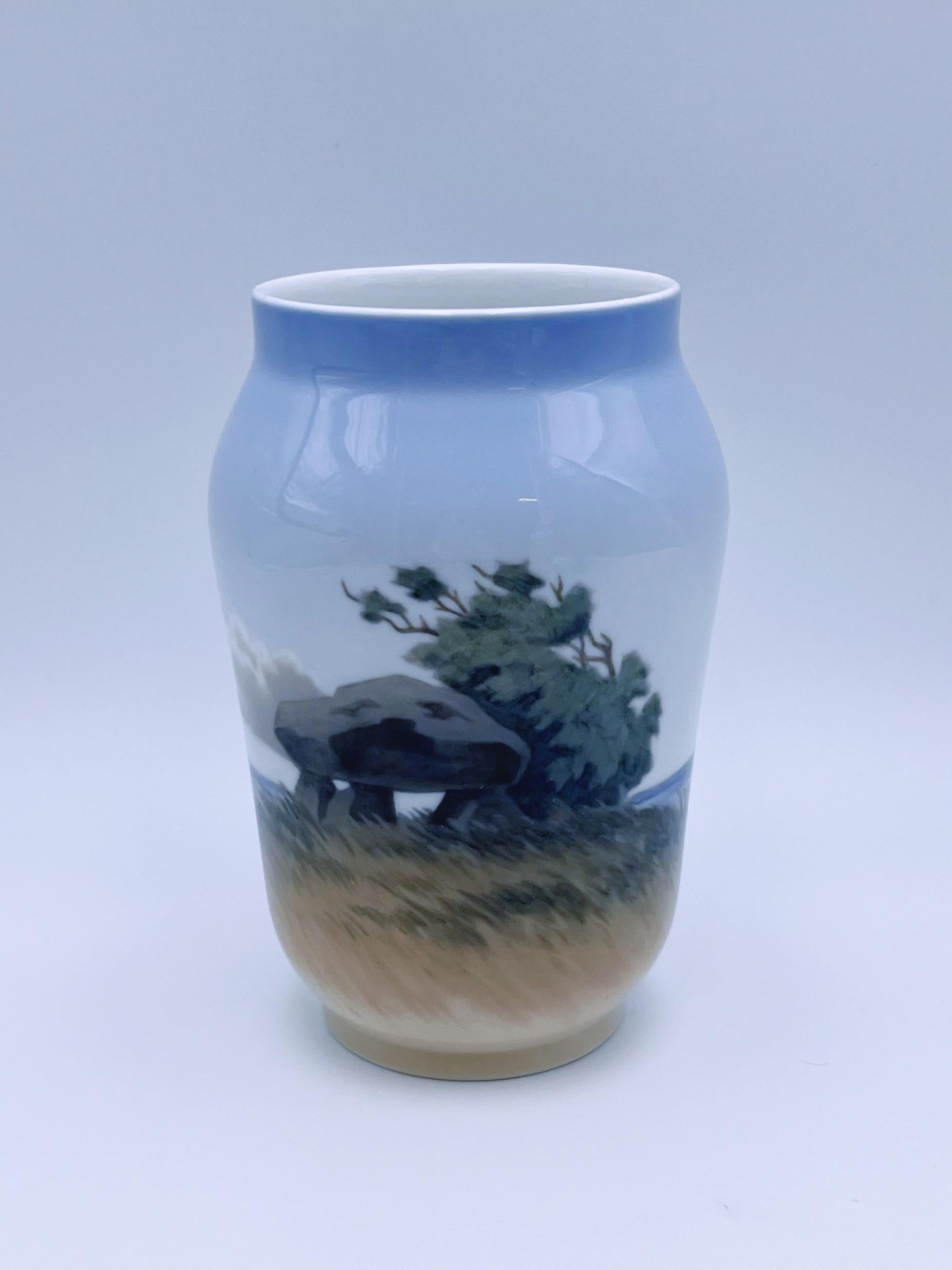 Vintage Porcelain Vase / Urn from Royal Copenhagen with Hand-Decorated Underglazed Pattern

Vase No. 2316-108 in porcelain with Art Nouveau-style landscape decoration. Made by Royal Copenhagen in 1952.  

In very good vintage condition, with minor