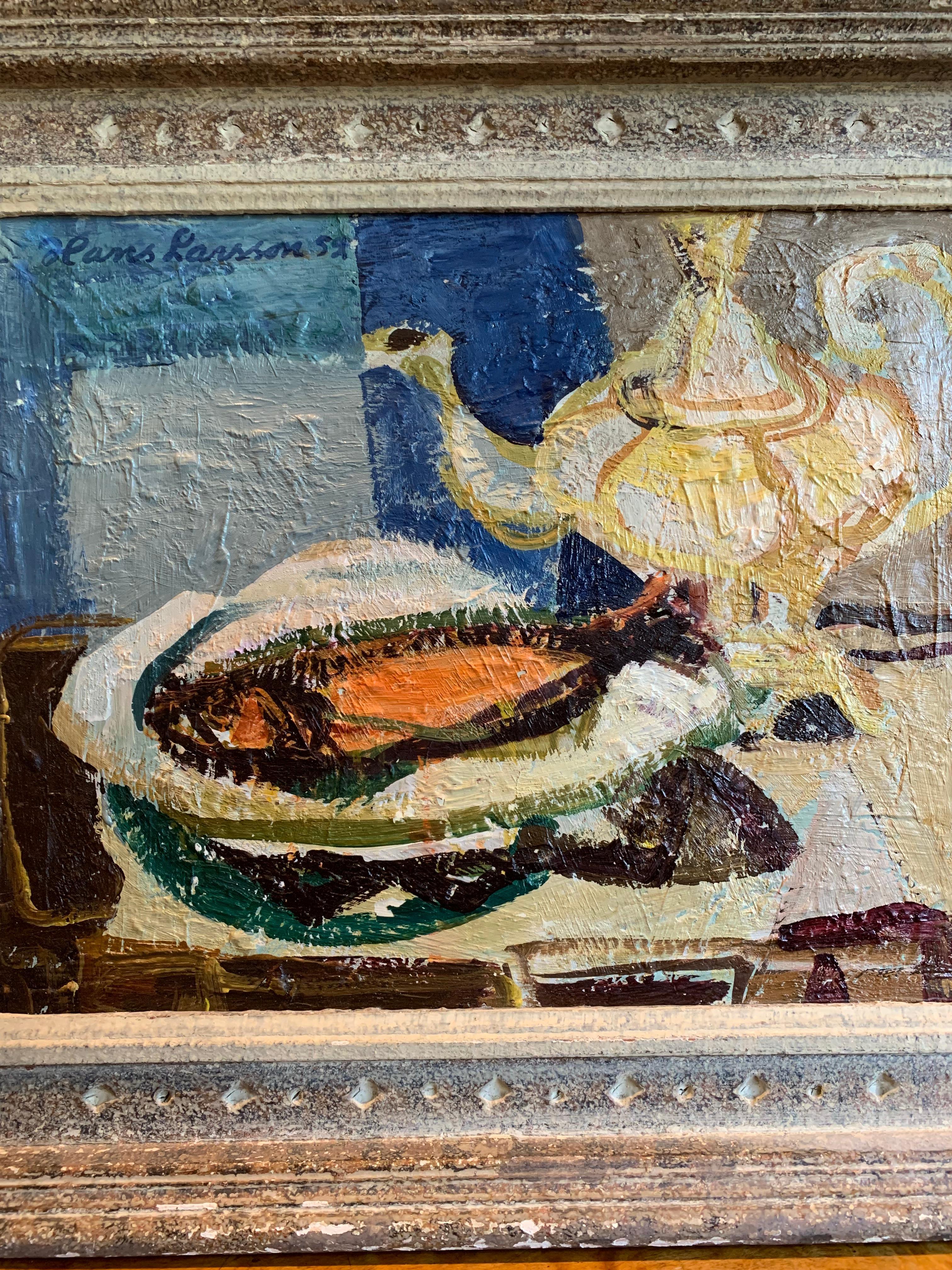 Affascinante ed eccentrica natura morta dipinta a olio su pannello di una teiera e di aringhe affumicate.
Datato 1952 e dipinto da Larsson, un pittore svedese molto conosciuto in Danimarca per le sue nature morte, la sua tecnica espressiva e l'uso