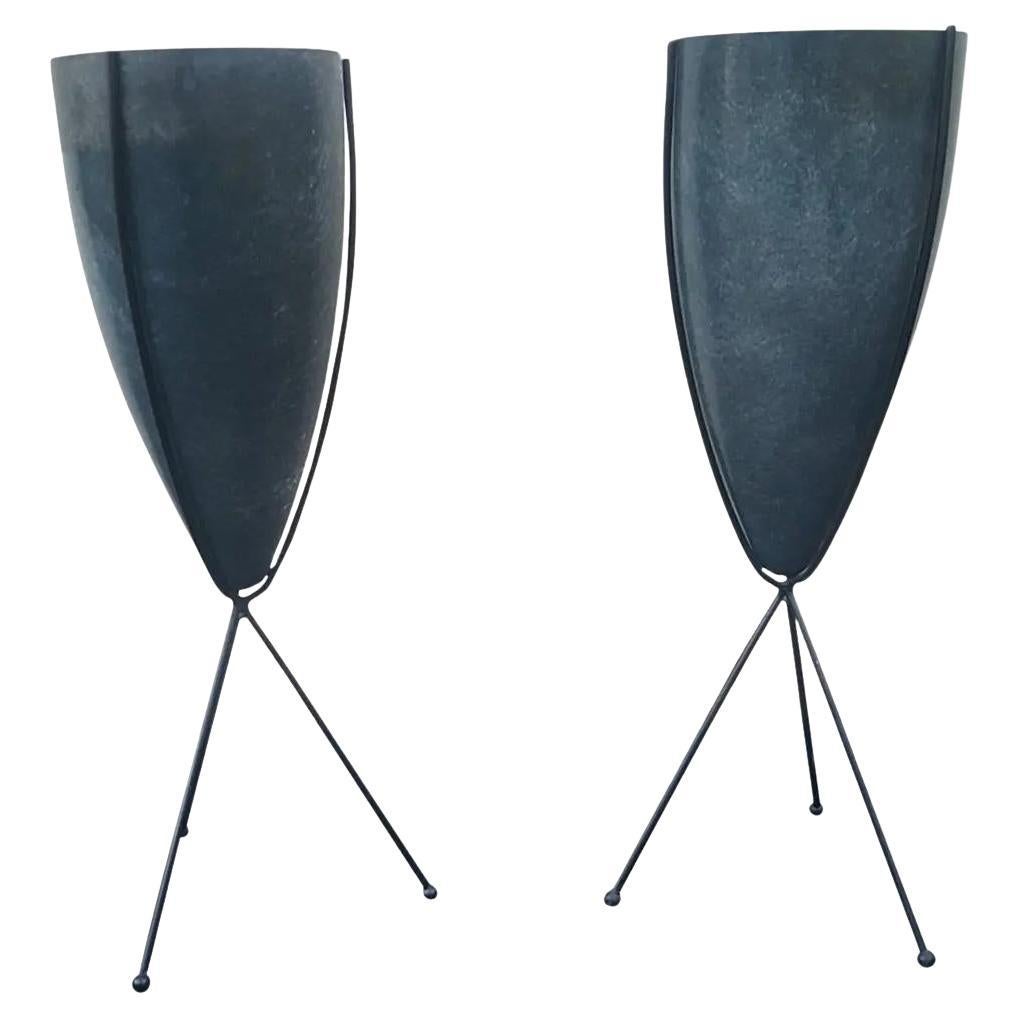 Jardinière Bullet en fibre de verre du milieu du siècle avec support original en métal tripode noir, une jardinière à la fois.
Original 1950s vintage éléphant gris fibre de verre bullet planter avec son original trépied tige de fer et chaque bullet
