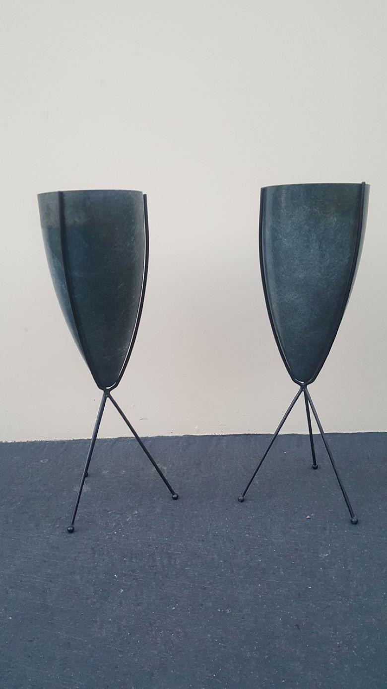Métal 1952 Jardinière Bullet Elephant gris en fibre de verre avec Stand en fer à trépied en vente