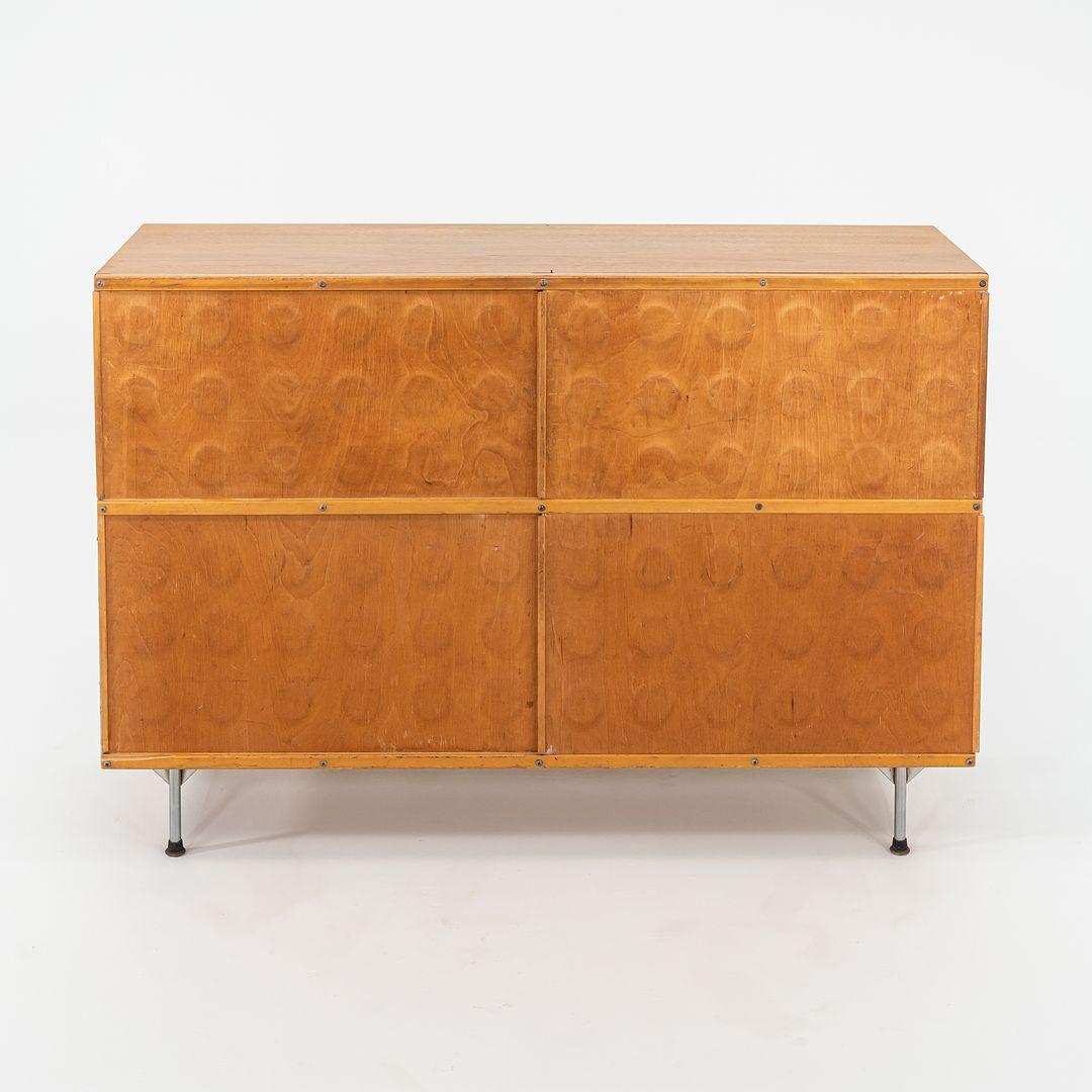 Si tratta di una scaffalatura ESU 240-N originale del 1953, progettata da Ray e Charles Eames per Herman Miller nel 1949. Questa unità risale al 1953 e sarà accompagnata dalla ricevuta originale del 1953. Questa linea è stata interrotta nel 1955 ed