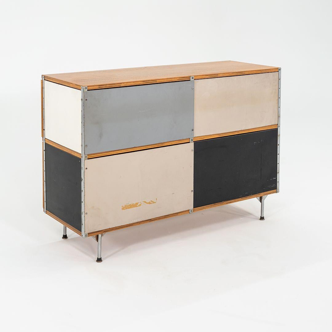 Betulla 1953 ESU 240-N - Scaffale di Charles and Ray Eames per Herman Miller con noce in vendita