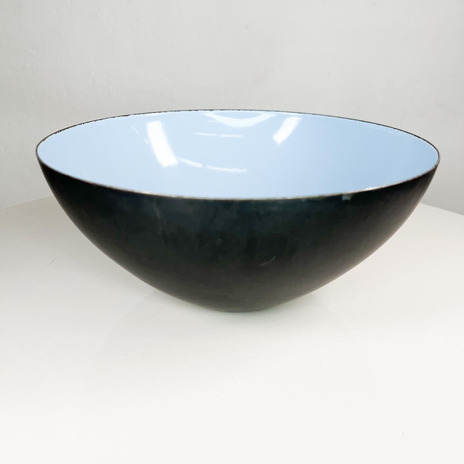 Fabulous modern design: Herbet Krenchel, Krenit Bowl 1953 MoMA
Blue on Black enameled steel
Krenit bowl from the 1950s
Designed by Herbert Krenchel
Produced by Torben Ørskov
Measures: 9.75 diameter x 4.38 tall
Preowned original vintage
