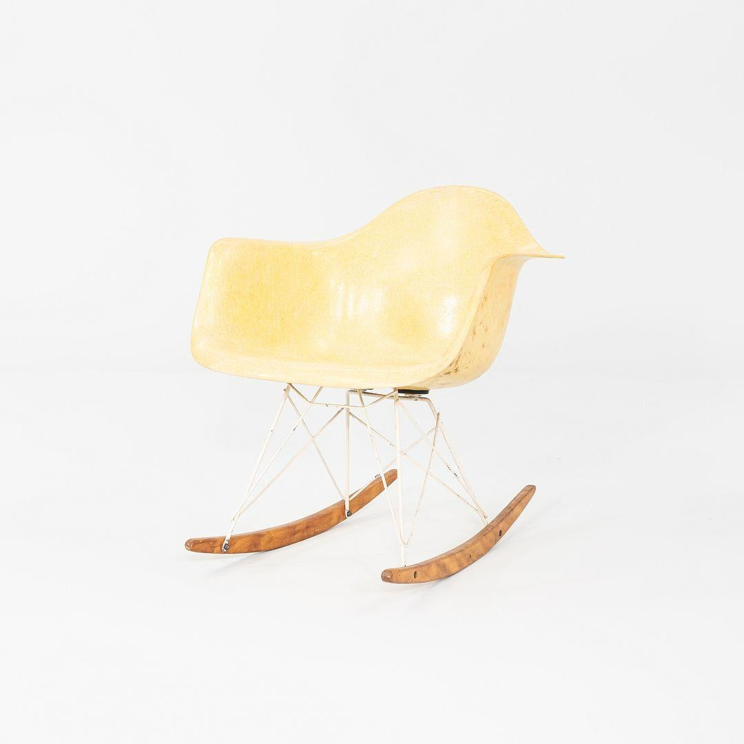 1953 Herman Miller Eames RAR Sedia a dondolo con scocca in fibra di vetro e base bianca in vendita 3