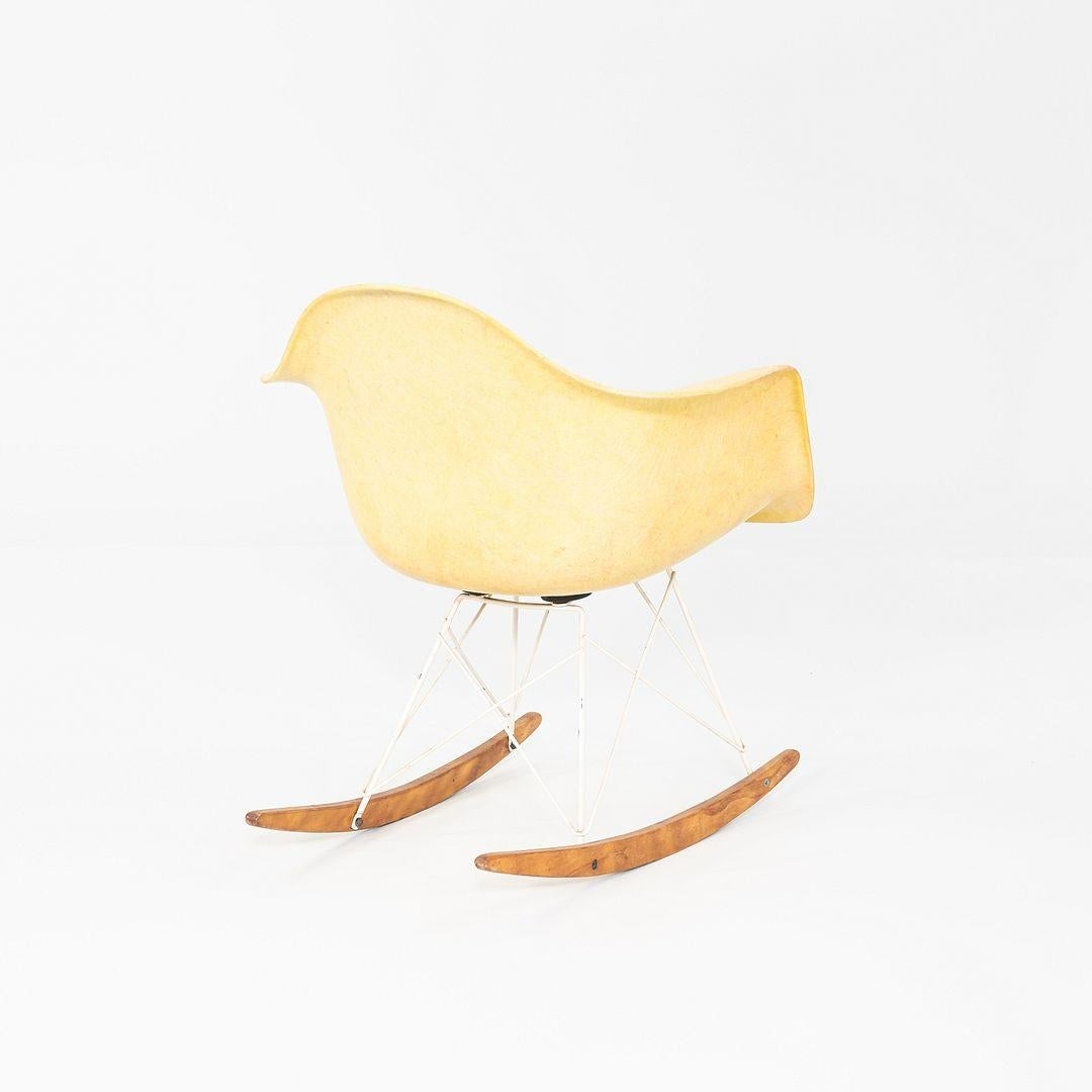 1953 Herman Miller Eames RAR Sedia a dondolo con scocca in fibra di vetro e base bianca in vendita 4