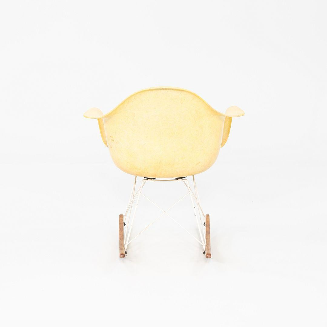 Americano 1953 Herman Miller Eames RAR Sedia a dondolo con scocca in fibra di vetro e base bianca in vendita