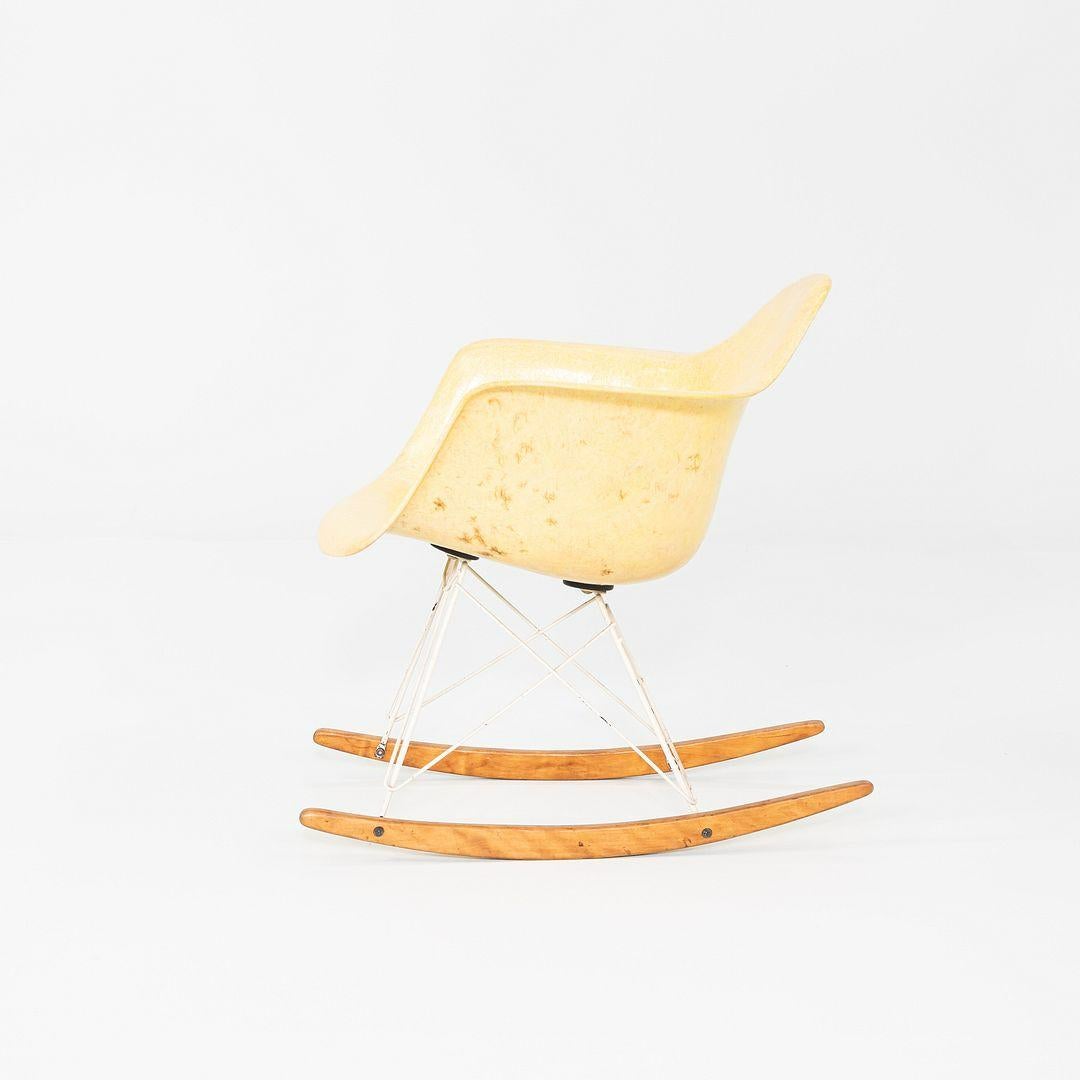 Metà XX secolo 1953 Herman Miller Eames RAR Sedia a dondolo con scocca in fibra di vetro e base bianca in vendita