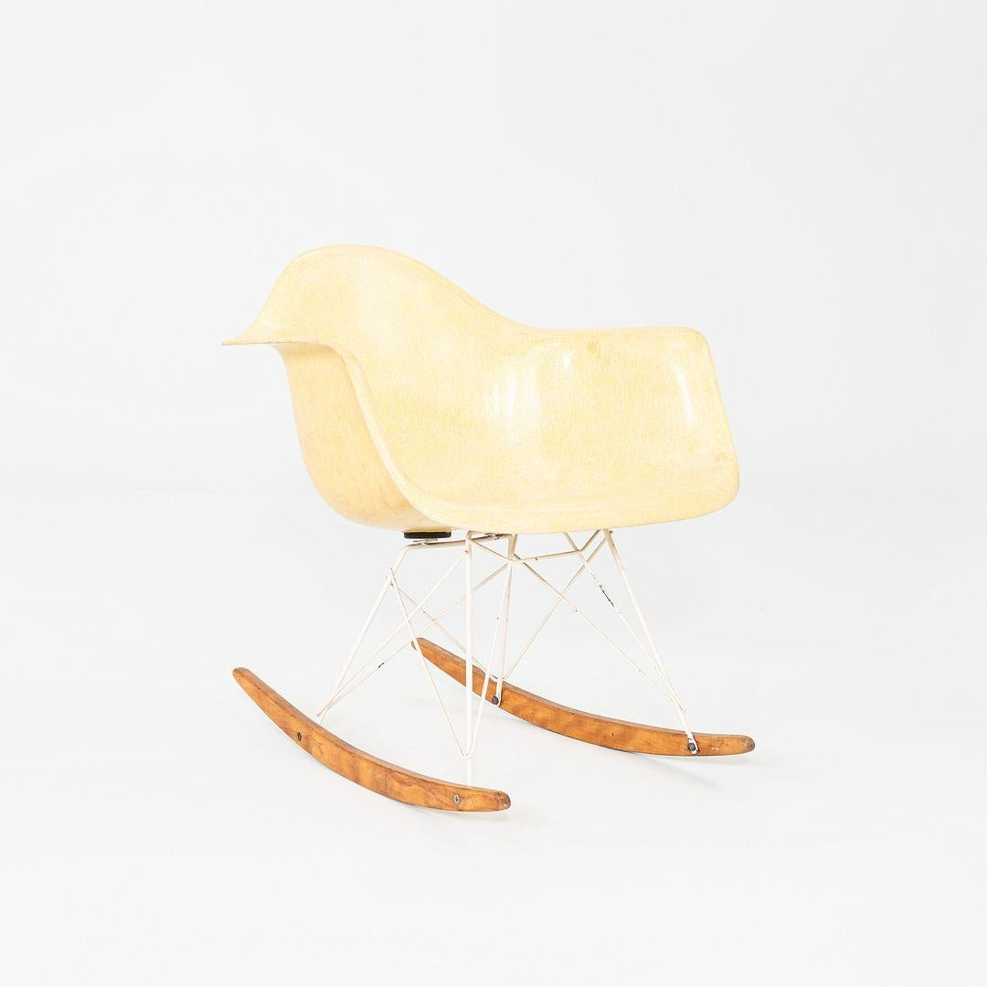 Vetroresina 1953 Herman Miller Eames RAR Sedia a dondolo con scocca in fibra di vetro e base bianca in vendita