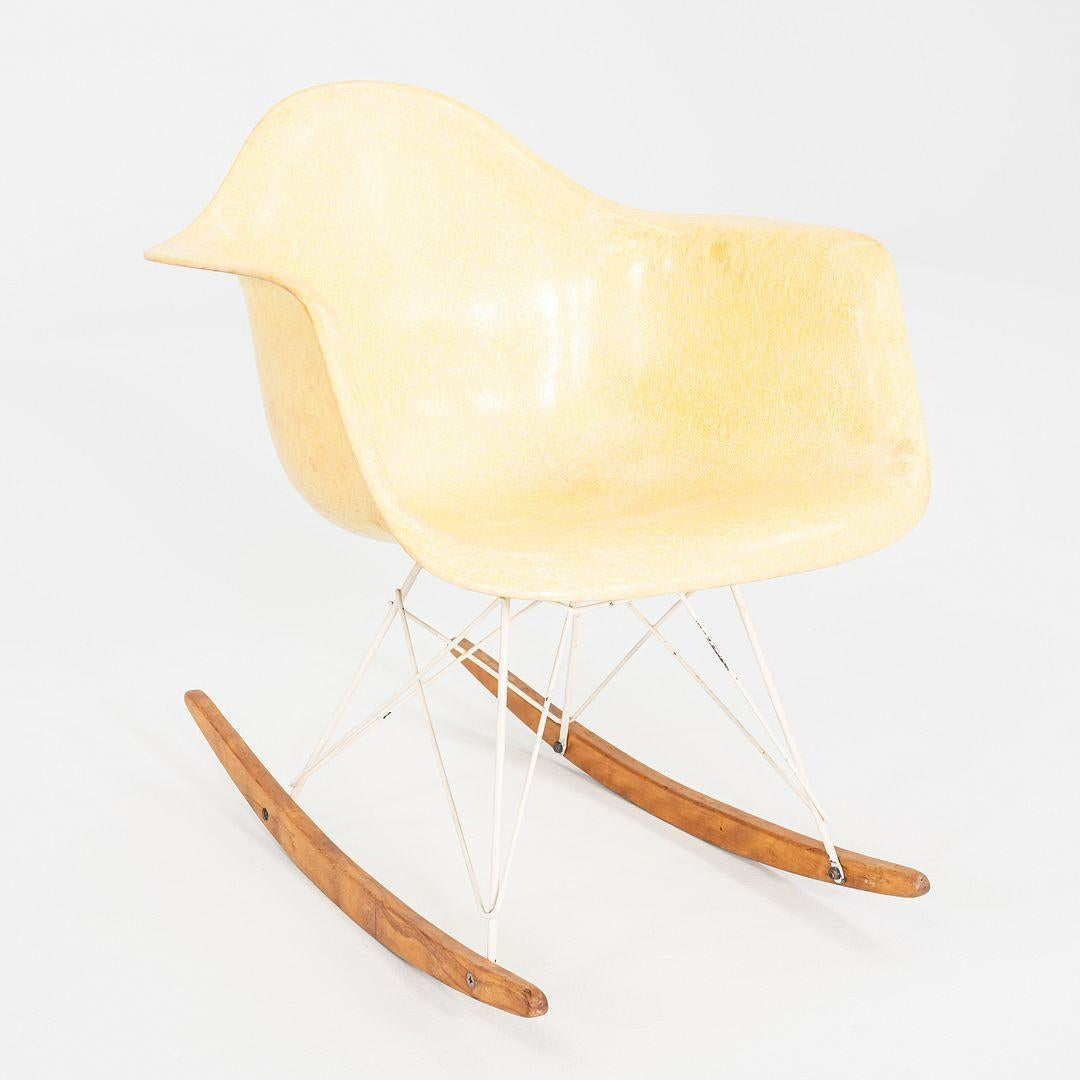 1953 Herman Miller Eames RAR Sedia a dondolo con scocca in fibra di vetro e base bianca in vendita 1