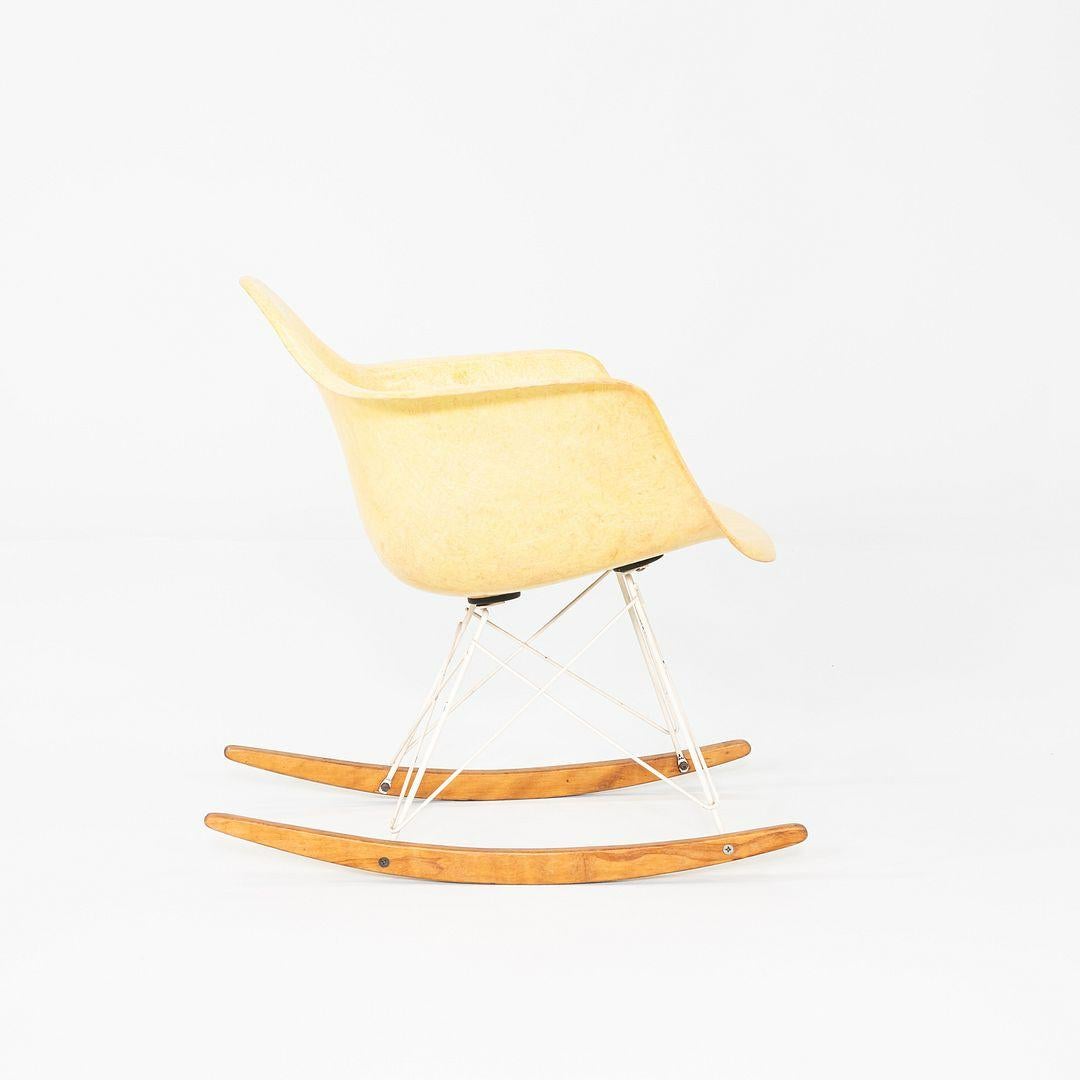 1953 Herman Miller Eames RAR Sedia a dondolo con scocca in fibra di vetro e base bianca in vendita 2