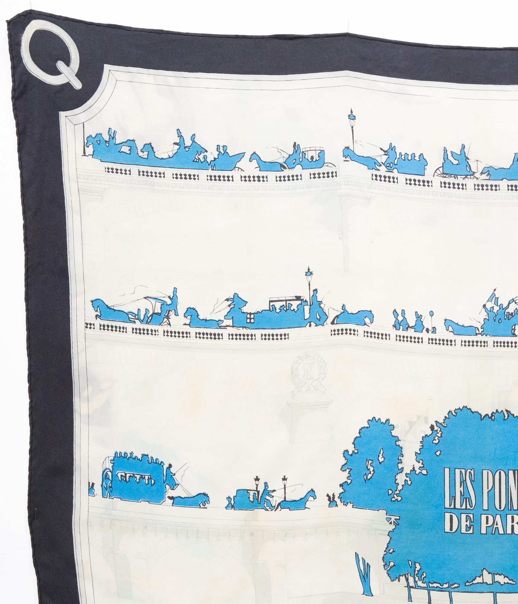 Hermes Seidenschal Les Ponts de Paris von Hugo Grygkar mit schwarzer Borte, einem Hermès-Signet. 
Selten und in gutem Vintage-Zustand (siehe letztes Bild + einige Verfärbungen) Made in France.
35,4in. (90cm)  X 35,4in. (90cm)
Wir garantieren Ihnen,