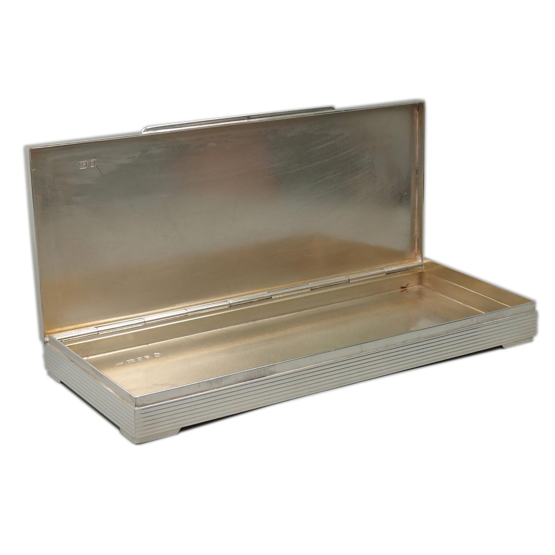 Bonita caja de gran diseño adecuada para diversos fines con adornos de guilloché.
La caja lleva el sello de la coronación de Isabel de Windsor en 1953. Este objeto está fabricado íntegramente en plata 925‰.
Los archivos del Victoria and Albert